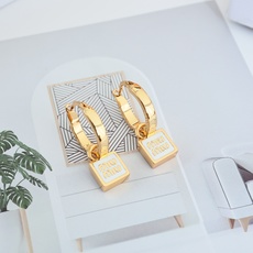 Miumiu新款金色方形吊坠耳环耳环采用金色金属材质,方形吊坠简约又有个性。圆环部分为抛光金属,光泽感满 Miumiu新款金色方形吊坠耳环耳环采用金色金属材质,方形吊坠简约又有个性。圆环部分为抛光金属,光泽感满