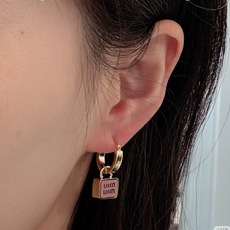 Miumiu新款金色方形吊坠耳环耳环采用金色金属材质,方形吊坠简约又有个性。圆环部分为抛光金属,光泽感满 Miumiu新款金色方形吊坠耳环耳环采用金色金属材质,方形吊坠简约又有个性。圆环部分为抛光金属,光泽感满