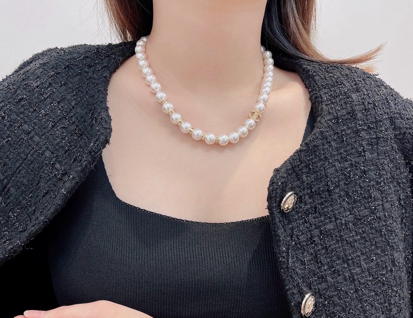Chanel 26S珍珠项链经典双C标志+珍珠球体，金属搭配珍珠简约又超有辨识度!珍珠光滑高光泽，日常或