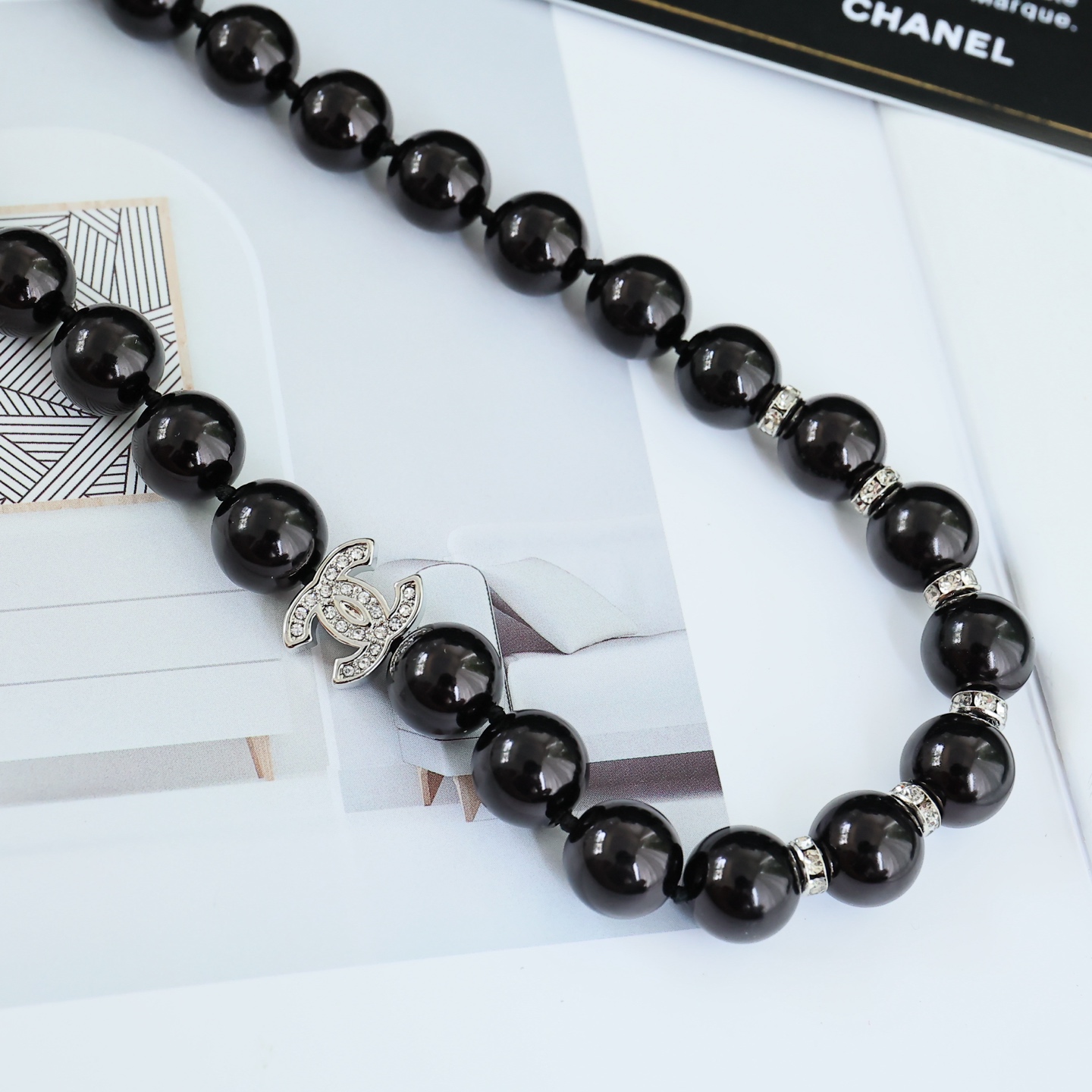 Chanel 26S珍珠项链经典双C标志+珍珠球体，金属搭配珍珠简约又超有辨识度!珍珠光滑高光泽，日常或