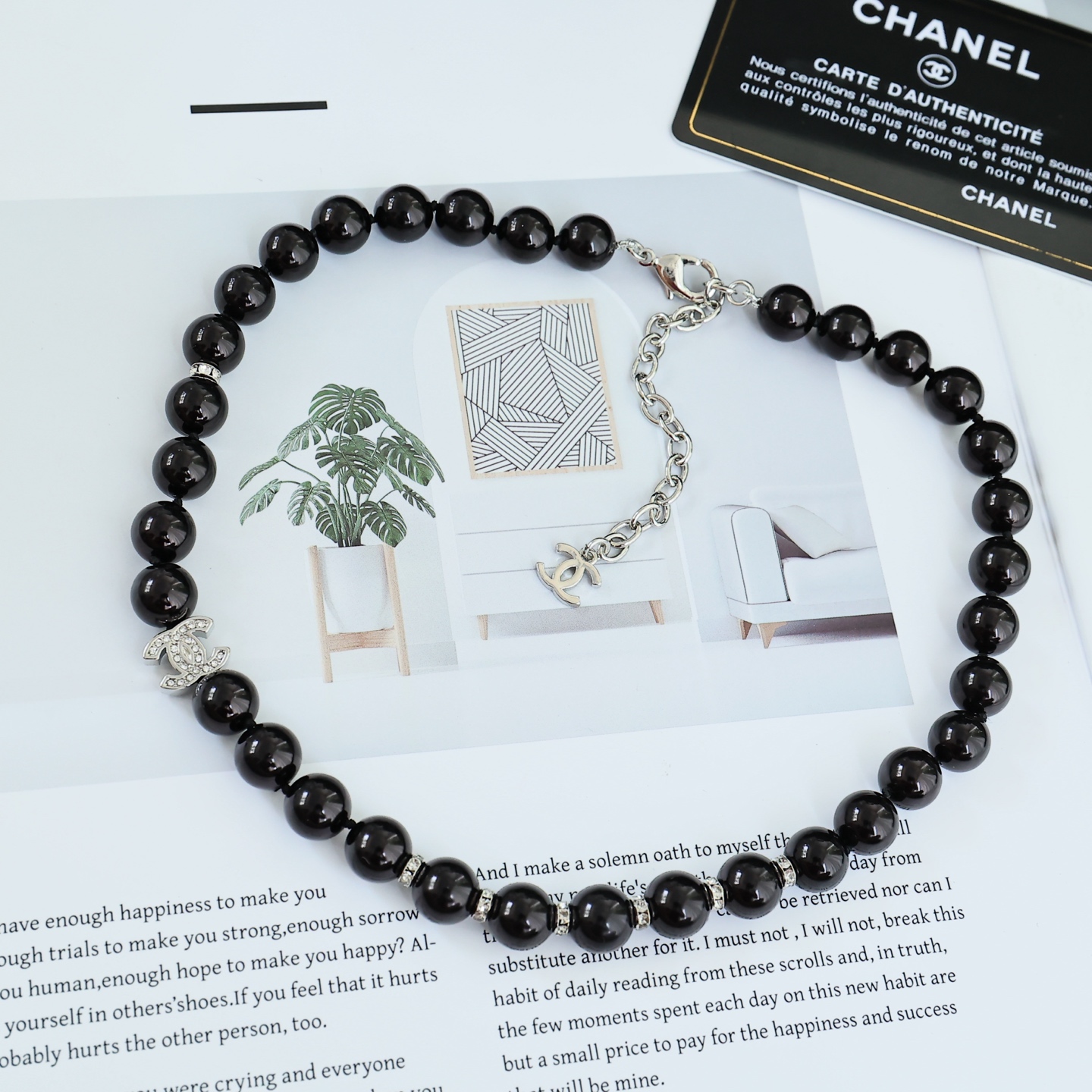 Chanel 26S珍珠项链经典双C标志+珍珠球体，金属搭配珍珠简约又超有辨识度!珍珠光滑高光泽，日常或