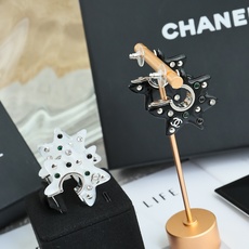 CHANEL 26S不规则星星耳环金属+树脂材质,点缀水晶,银黑主色+绿色细节,未来感满满!双C标志超有 CHANEL 26S不规则星星耳环金属+树脂材质,点缀水晶,银黑主色+绿色细节,未来感满满!双C标志超有
