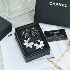 CHANEL 26S不规则星星耳环金属+树脂材质,点缀水晶,银黑主色+绿色细节,未来感满满!双C标志超有 CHANEL 26S不规则星星耳环金属+树脂材质,点缀水晶,银黑主色+绿色细节,未来感满满!双C标志超有