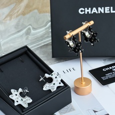CHANEL 26S不规则星星耳环金属+树脂材质,点缀水晶,银黑主色+绿色细节,未来感满满!双C标志超有 CHANEL 26S不规则星星耳环金属+树脂材质,点缀水晶,银黑主色+绿色细节,未来感满满!双C标志超有
