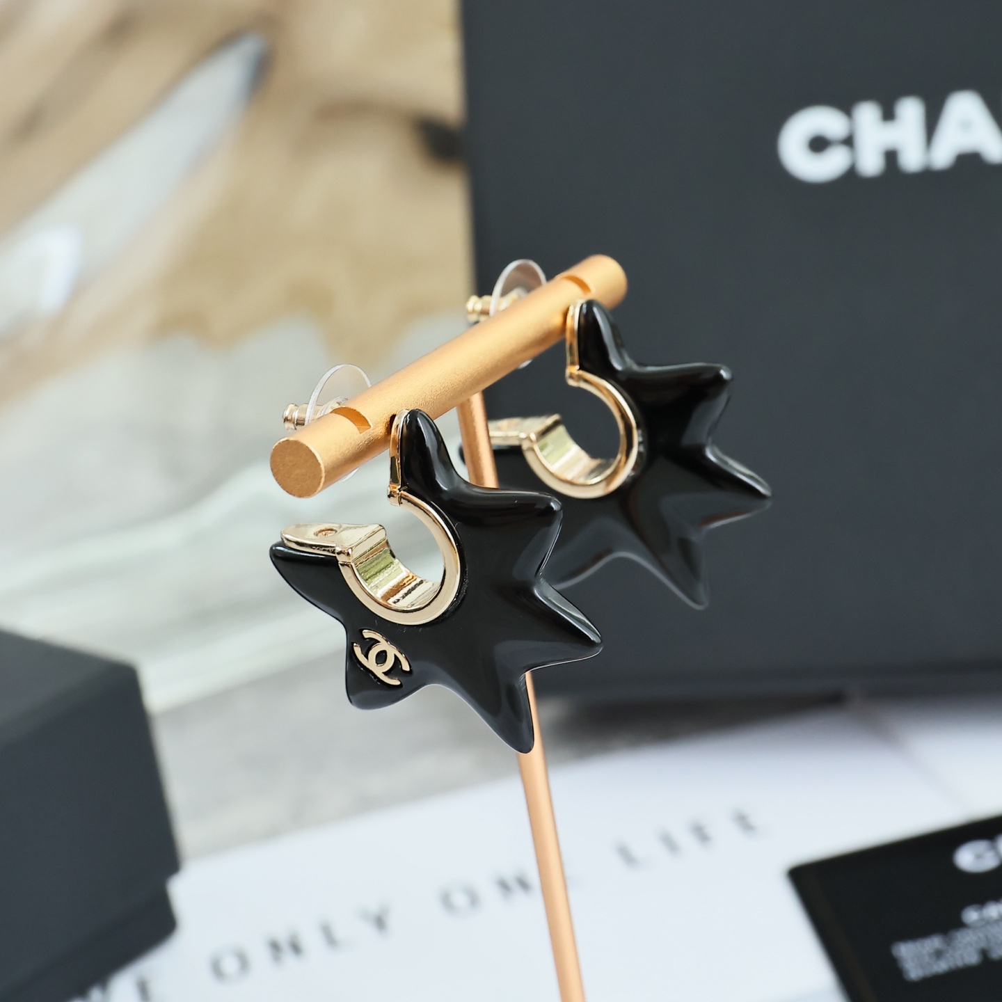 CHANEL 26S星星耳环金属+树脂材质，点缀水晶，未来感满满!双C标志超有辨识度，甜酷风格，日常或个