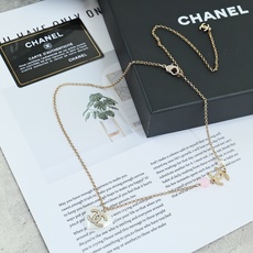Chanel经典爱心项链经典双C标志搭配白色心形吊坠,金属镀金链条+镶钻细节,精致优雅。长度适中,日常佩 Chanel经典爱心项链经典双C标志搭配白色心形吊坠,金属镀金链条+镶钻细节,精致优雅。长度适中,日常佩