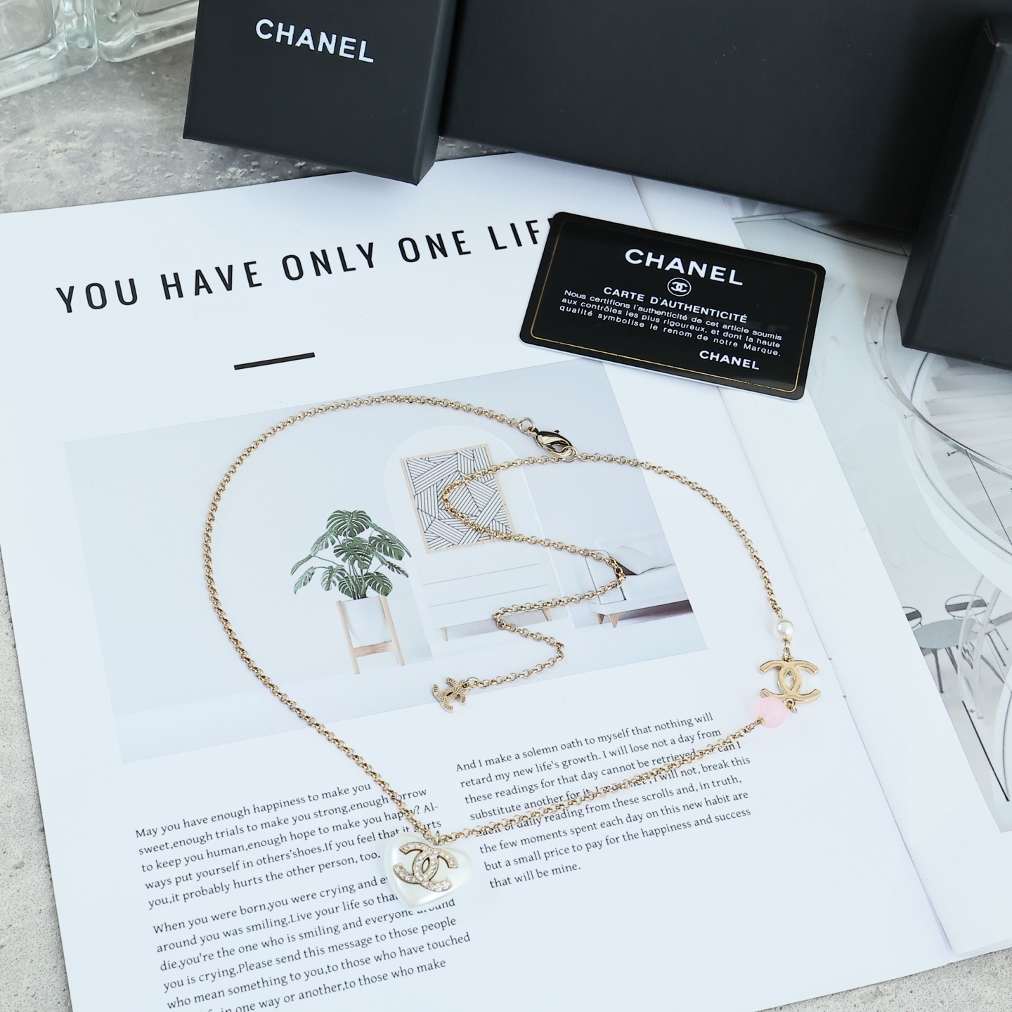 Chanel经典爱心项链经典双C标志搭配白色心形吊坠，金属镀金链条+镶钻细节，精致优雅。长度适中，日常佩