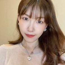 Chanel经典爱心项链经典双C标志搭配白色心形吊坠,金属镀金链条+镶钻细节,精致优雅。长度适中,日常佩 Chanel经典爱心项链经典双C标志搭配白色心形吊坠,金属镀金链条+镶钻细节,精致优雅。长度适中,日常佩