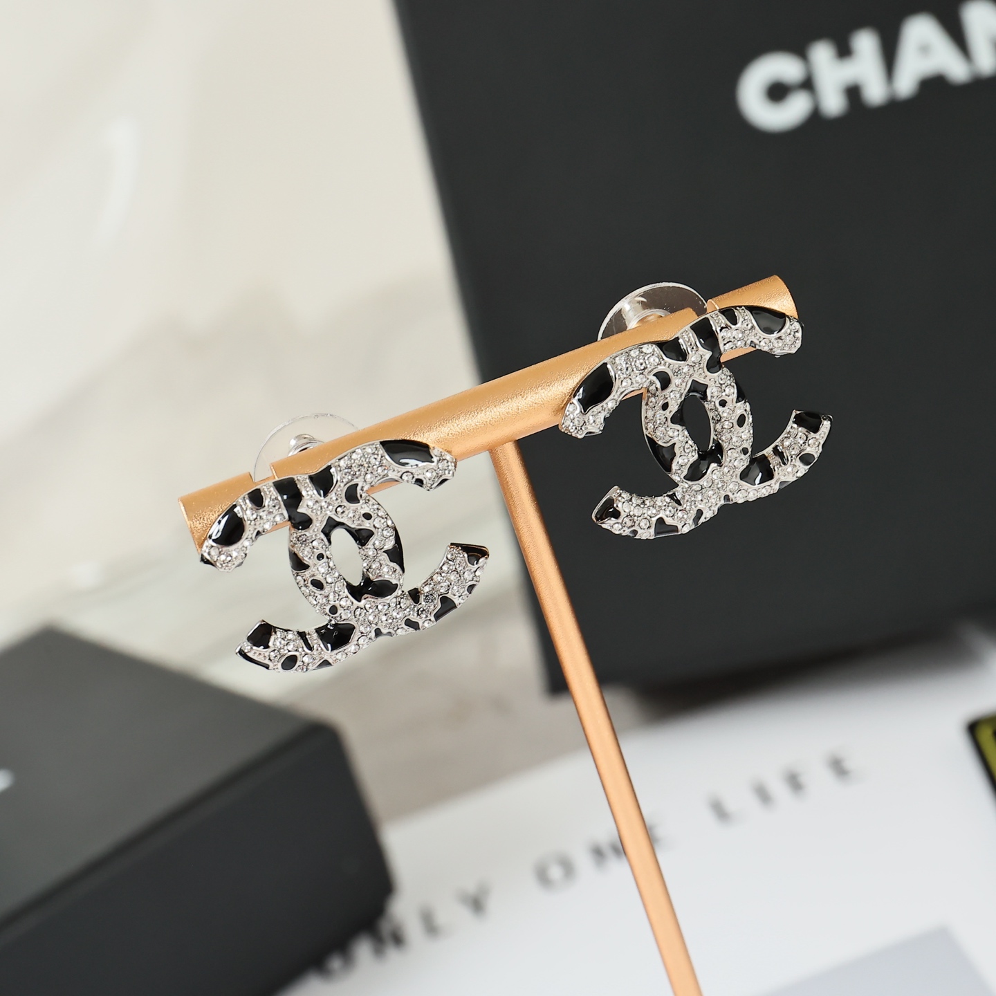 Chanel26A双C满钻斑点耳钉经典双C Logo+斑点设计，满钻镶嵌超闪耀，银色金属 精致又奢华。无
