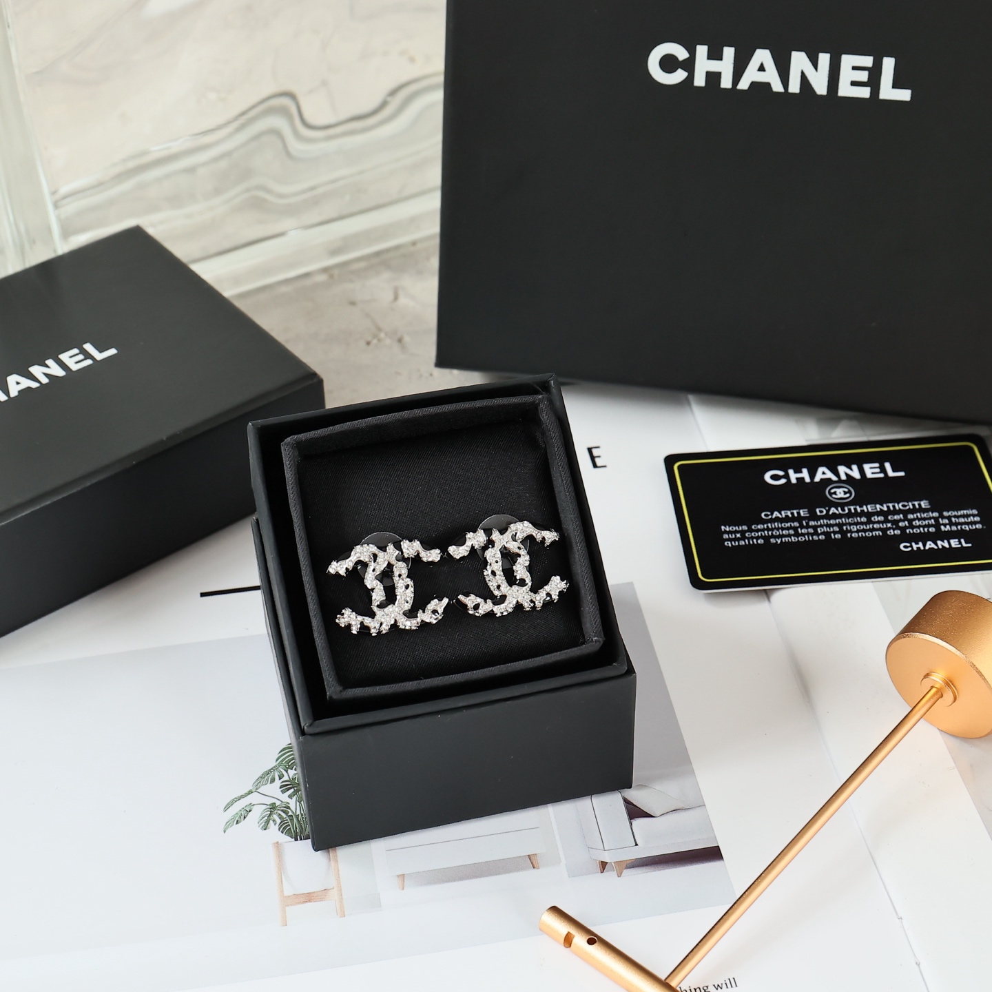 Chanel26A双C满钻斑点耳钉经典双C Logo+斑点设计，满钻镶嵌超闪耀，银色金属 精致又奢华。无