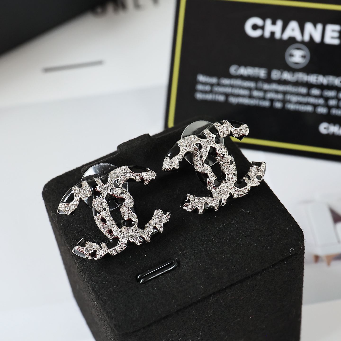 Chanel26A双C满钻斑点耳钉经典双C Logo+斑点设计，满钻镶嵌超闪耀，银色金属 精致又奢华。无