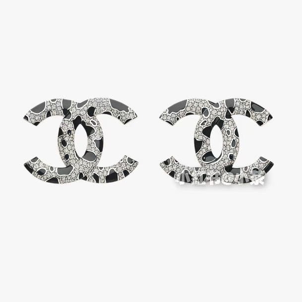Chanel26A双C满钻斑点耳钉经典双C Logo+斑点设计，满钻镶嵌超闪耀，银色金属 精致又奢华。无