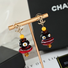 Chanel彩色树脂吊坠耳环,辛芷蕾同款顶部是经典双C金属标志,搭配多颗手工玻璃珠,色彩丰富,红黑白黄渐 Chanel彩色树脂吊坠耳环,辛芷蕾同款顶部是经典双C金属标志,搭配多颗手工玻璃珠,色彩丰富,红黑白黄渐