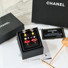 Chanel彩色树脂吊坠耳环,辛芷蕾同款顶部是经典双C金属标志,搭配多颗手工玻璃珠,色彩丰富,红黑白黄渐 Chanel彩色树脂吊坠耳环,辛芷蕾同款顶部是经典双C金属标志,搭配多颗手工玻璃珠,色彩丰富,红黑白黄渐