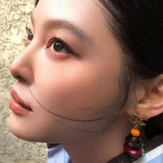 Chanel彩色树脂吊坠耳环,辛芷蕾同款顶部是经典双C金属标志,搭配多颗手工玻璃珠,色彩丰富,红黑白黄渐 Chanel彩色树脂吊坠耳环,辛芷蕾同款顶部是经典双C金属标志,搭配多颗手工玻璃珠,色彩丰富,红黑白黄渐