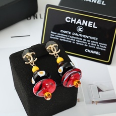 Chanel彩色树脂吊坠耳环,辛芷蕾同款顶部是经典双C金属标志,搭配多颗手工玻璃珠,色彩丰富,红黑白黄渐 Chanel彩色树脂吊坠耳环,辛芷蕾同款顶部是经典双C金属标志,搭配多颗手工玻璃珠,色彩丰富,红黑白黄渐