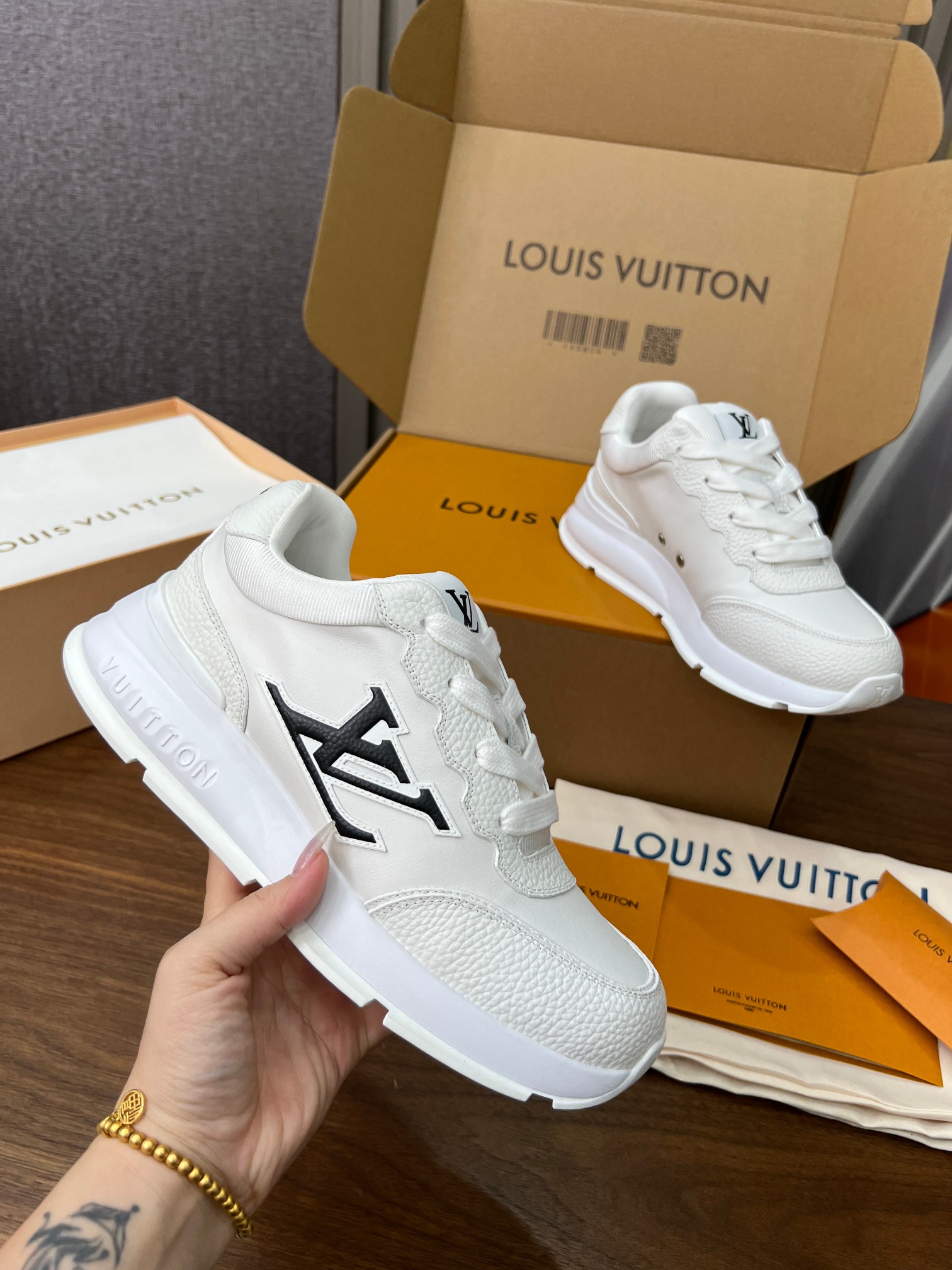 NO:261713,LV Louis Vuitton L Family Donkey Brand Thick Sole Casual Couple Sports Shoes are designed with smooth cowhide leather, which can easily integrate into various shapes. Attention LV letters mark the side of the shoe, and the light rubber outsole embellishes Vuitton logo with a thick sole 4CM. The counter focuses on the latest casual shoes. Hard goods are on the newest, and the purchasing level is!  Full of high-end feeling!  A popular model from domestic and foreign bloggers, retro and fashionable, beautiful!  Wear it with a lot of happiness!  Official website main model★ Original custom imported calf leather fabric with lining imported Italian imported breathable gauze mesh, outsole rubber foam tpu high-end outsole, nine colors available, shoe size: women's clothing 35-41, (women's 41 customized). Men's clothing 39-46 (45-46 customized)., men's clothing 10, casual shoes/sports shoes, louis vuitton, louis vuitton, louis vuitton, louis vuitton, louis vuitton, louis vuitton, louis vuitton, louis vuitton, sneakers, cowhide19860909LV 路易威登 L家驴牌 厚底 休闲 情侣运动鞋 以光滑牛皮革塑造考究设计,可轻松融入各式造型.瞩目 LV 字母标注鞋侧,轻盈橡胶外底点缀 Vuitton 标识 底厚4CM.专柜主打最新款休闲鞋 硬货上新 代购级别！高级感十足！国内外博主刷爆的一款,复古又时髦上脚美炸了！穿上满满的幸福感！官网主推款★ 鞋面原版订制进口小牛皮面料 内里意大利进口透气纱网 大底橡胶发泡tpu高端大底 颜色九色可选 鞋码: 女装35-41,(女41定做）.男装39-46(45-46定做).,男装10,休闲鞋/运动鞋,louis vuitton,louis vuitton,louis vuitton,louis vuitton,sneakers,cowhide,Women's Shoes