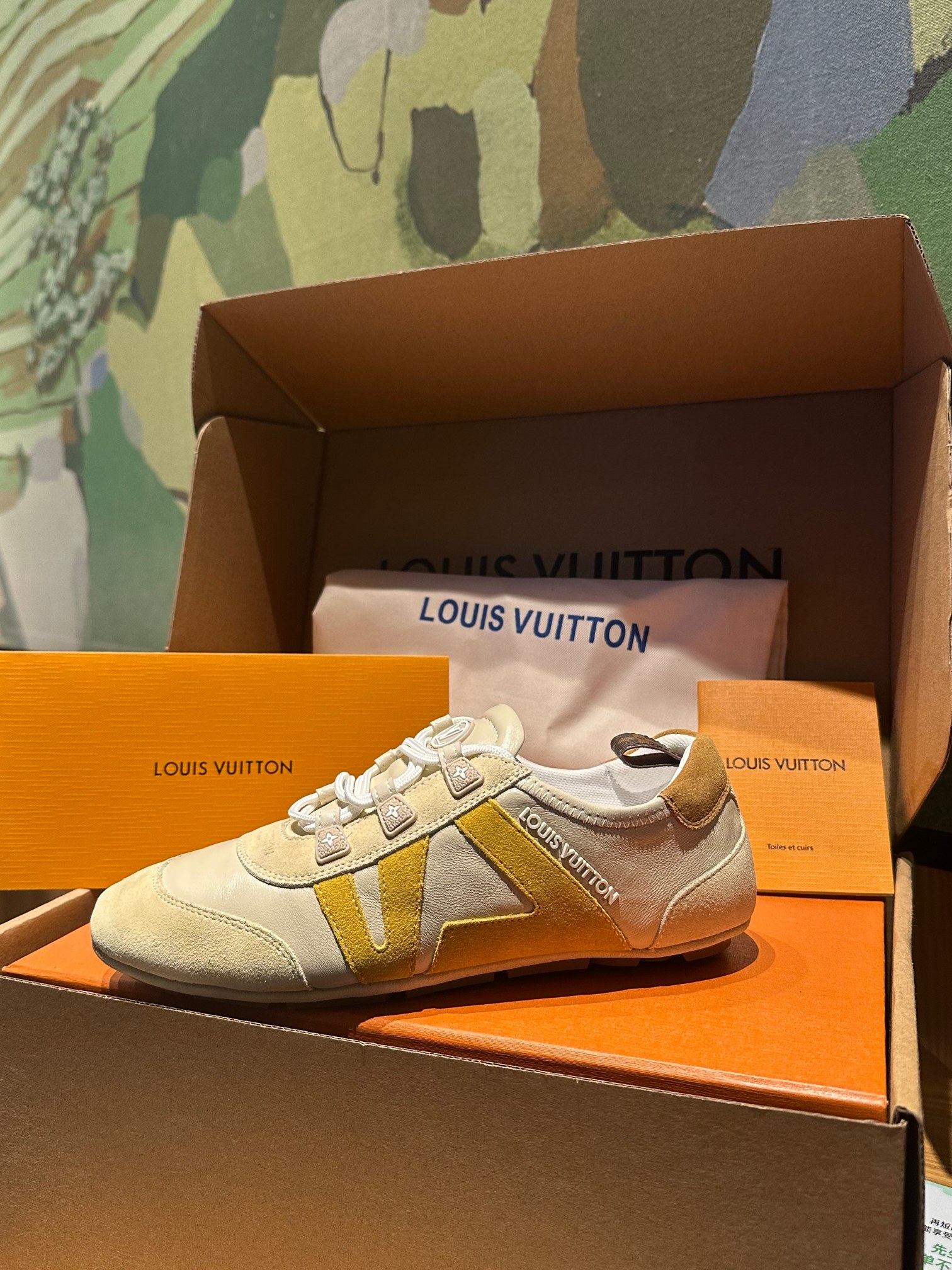 🔥新款上架🔥 Louis Vuitton 25ss lv路易威登专柜最新复古德训鞋 ，芭蕾运动鞋 ，众多网红明星纷纷开秀上脚 ，这款系带休闲运动鞋妥妥的美式复古风格 经典百搭的单品 面料：牛皮+丝光牛反绒 内里：羊皮 原版开模橡胶鞋底 码数：35-41，(女41定做)