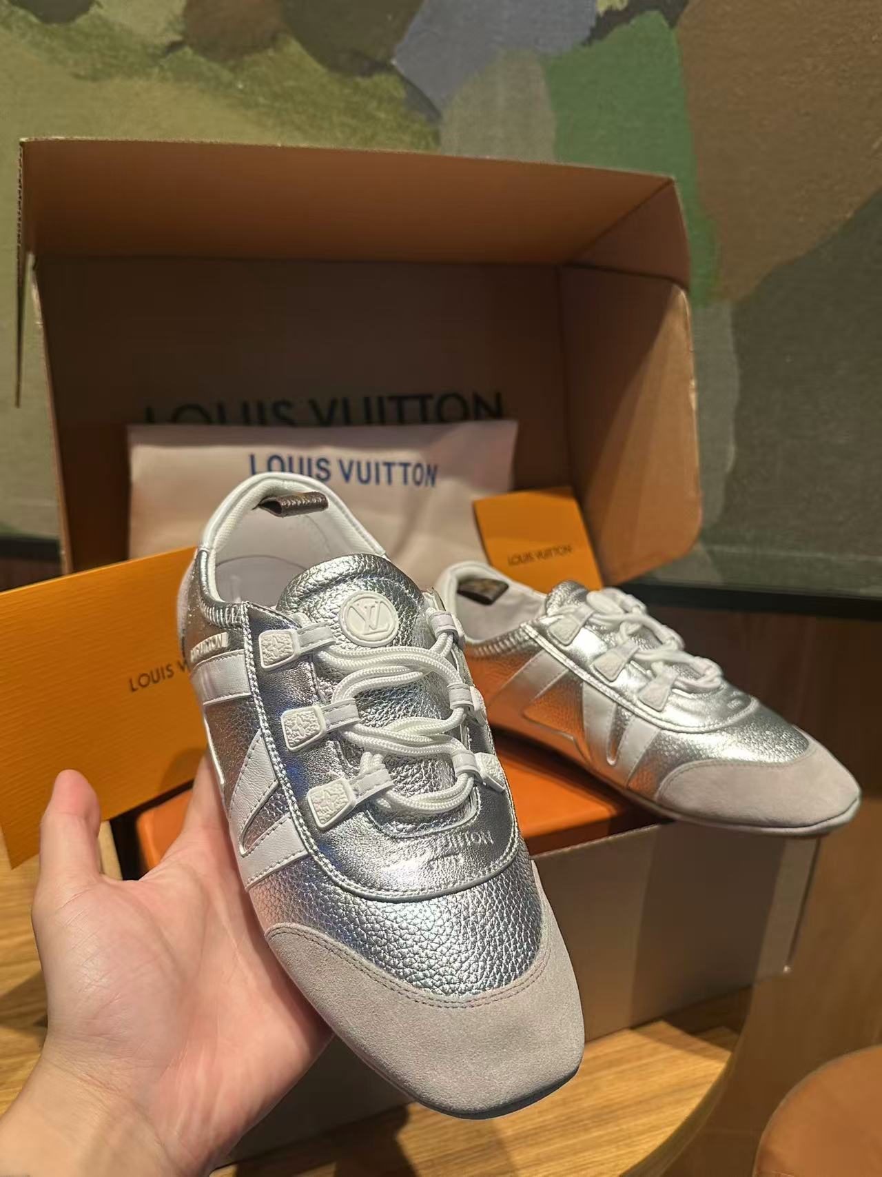 🔥新款上架🔥 Louis Vuitton 25ss lv路易威登专柜最新复古德训鞋 ，芭蕾运动鞋 ，众多网红明星纷纷开秀上脚 ，这款系带休闲运动鞋妥妥的美式复古风格 经典百搭的单品 面料：牛皮+丝光牛反绒 内里：羊皮 原版开模橡胶鞋底 码数：35-41，(女41定做)