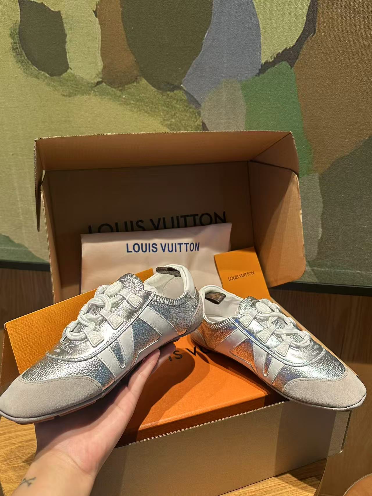 🔥新款上架🔥 Louis Vuitton 25ss lv路易威登专柜最新复古德训鞋 ，芭蕾运动鞋 ，众多网红明星纷纷开秀上脚 ，这款系带休闲运动鞋妥妥的美式复古风格 经典百搭的单品 面料：牛皮+丝光牛反绒 内里：羊皮 原版开模橡胶鞋底 码数：35-41，(女41定做)