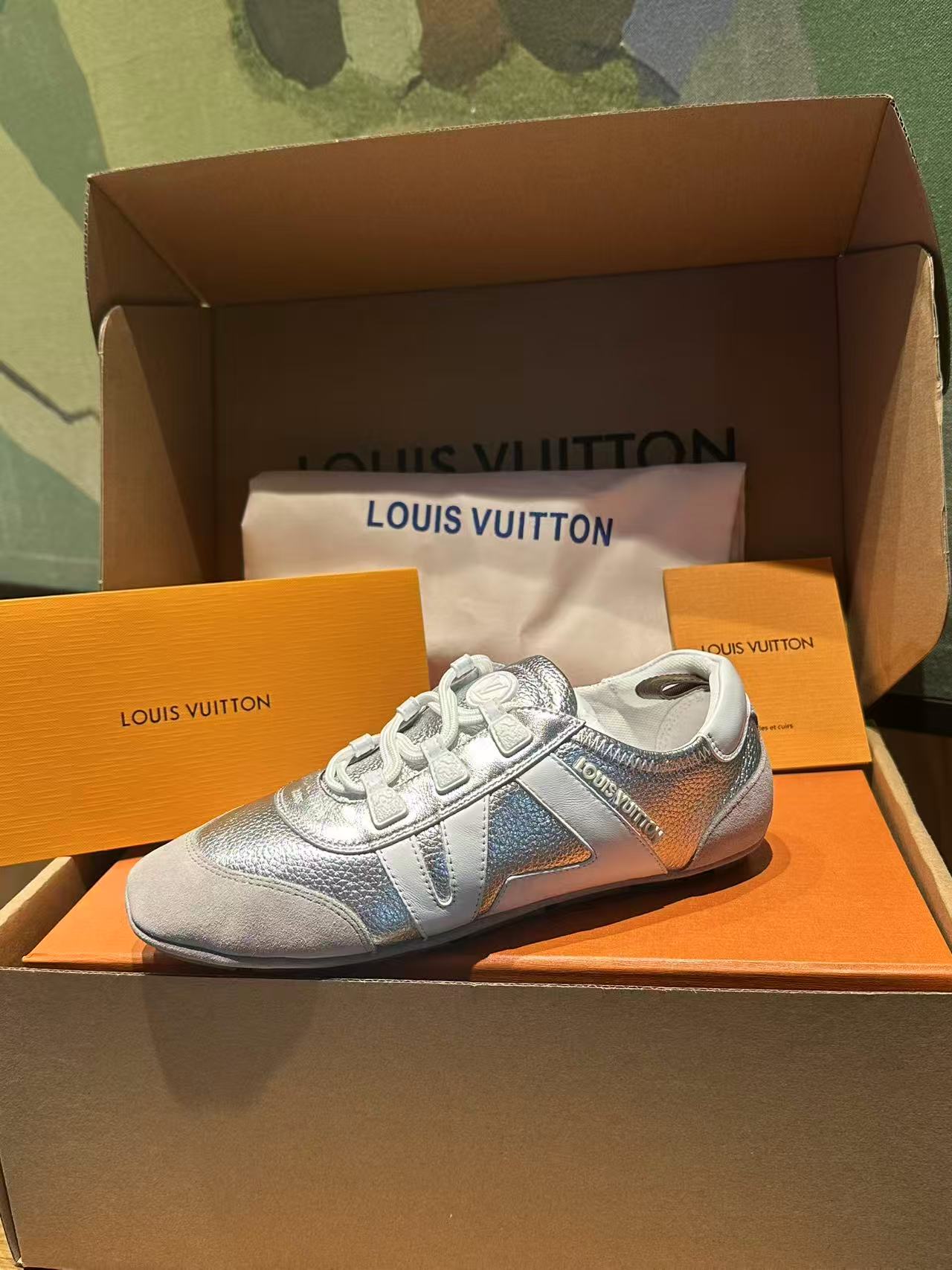 🔥新款上架🔥 Louis Vuitton 25ss lv路易威登专柜最新复古德训鞋 ，芭蕾运动鞋 ，众多网红明星纷纷开秀上脚 ，这款系带休闲运动鞋妥妥的美式复古风格 经典百搭的单品 面料：牛皮+丝光牛反绒 内里：羊皮 原版开模橡胶鞋底 码数：35-41，(女41定做)