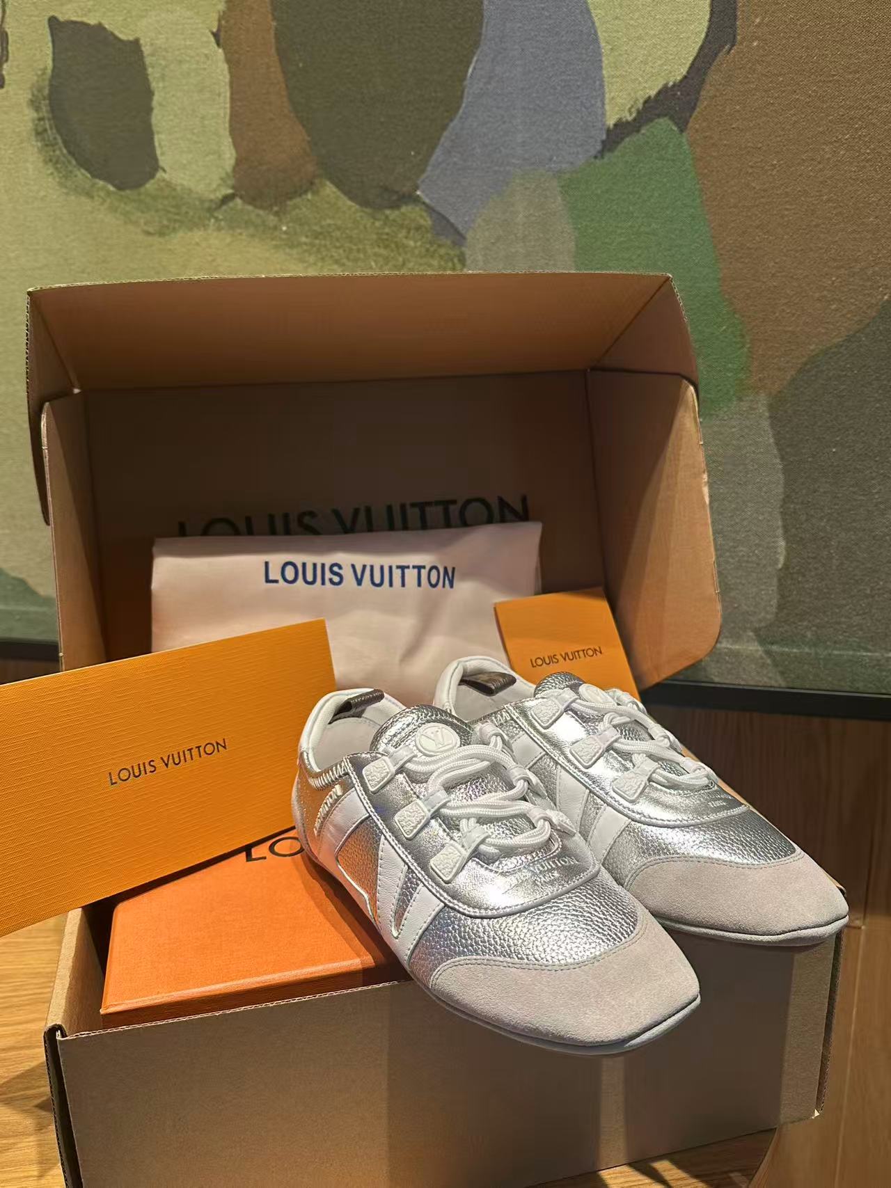 🔥新款上架🔥 Louis Vuitton 25ss lv路易威登专柜最新复古德训鞋 ，芭蕾运动鞋 ，众多网红明星纷纷开秀上脚 ，这款系带休闲运动鞋妥妥的美式复古风格 经典百搭的单品 面料：牛皮+丝光牛反绒 内里：羊皮 原版开模橡胶鞋底 码数：35-41，(女41定做)