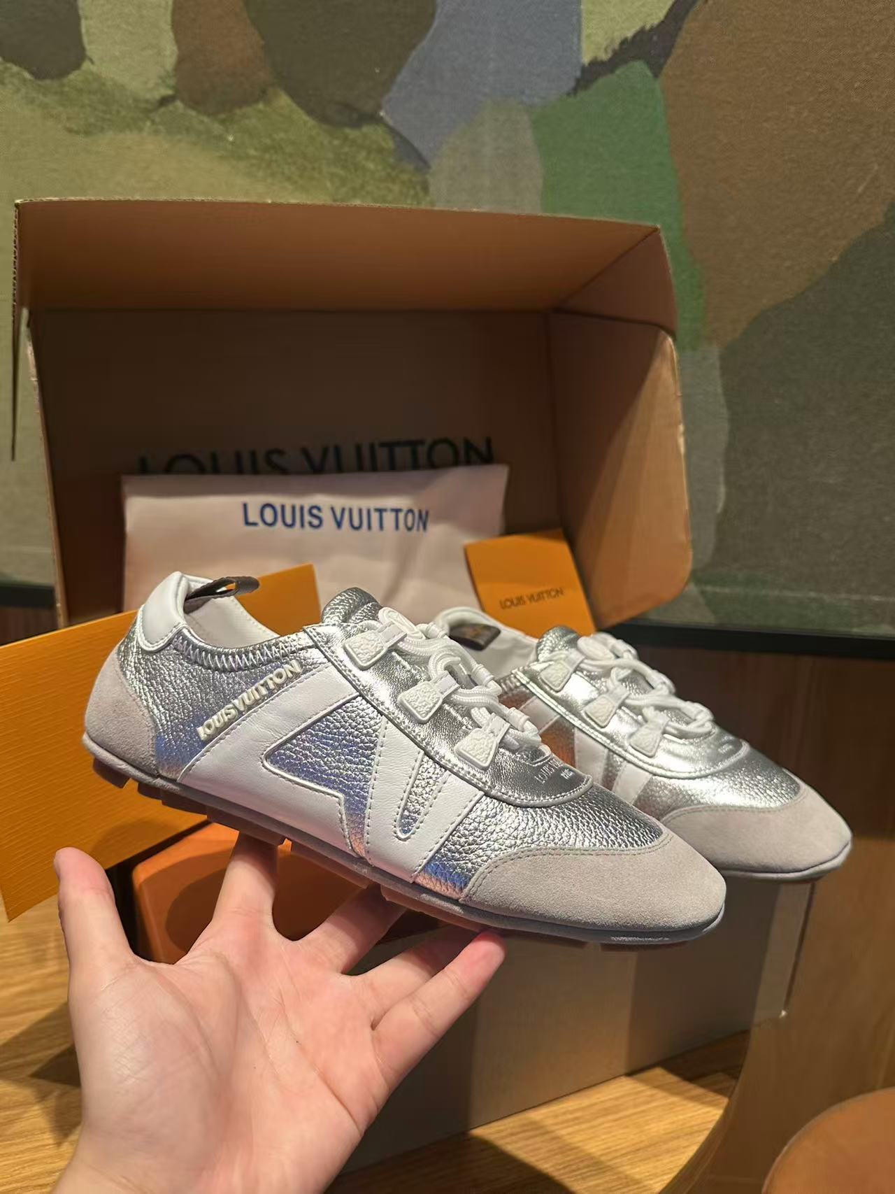 🔥新款上架🔥 Louis Vuitton 25ss lv路易威登专柜最新复古德训鞋 ，芭蕾运动鞋 ，众多网红明星纷纷开秀上脚 ，这款系带休闲运动鞋妥妥的美式复古风格 经典百搭的单品 面料：牛皮+丝光牛反绒 内里：羊皮 原版开模橡胶鞋底 码数：35-41，(女41定做)