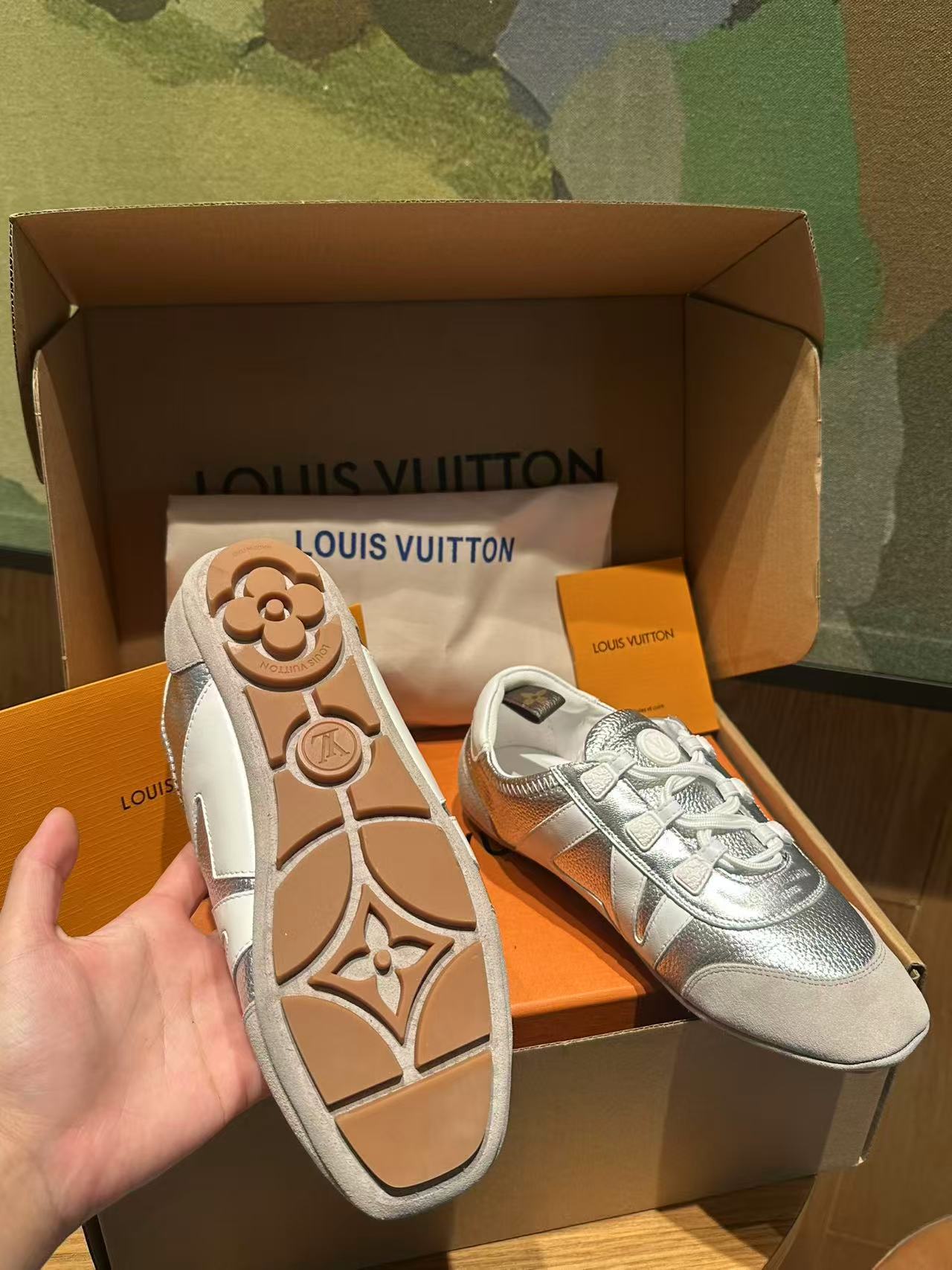 🔥新款上架🔥 Louis Vuitton 25ss lv路易威登专柜最新复古德训鞋 ，芭蕾运动鞋 ，众多网红明星纷纷开秀上脚 ，这款系带休闲运动鞋妥妥的美式复古风格 经典百搭的单品 面料：牛皮+丝光牛反绒 内里：羊皮 原版开模橡胶鞋底 码数：35-41，(女41定做)