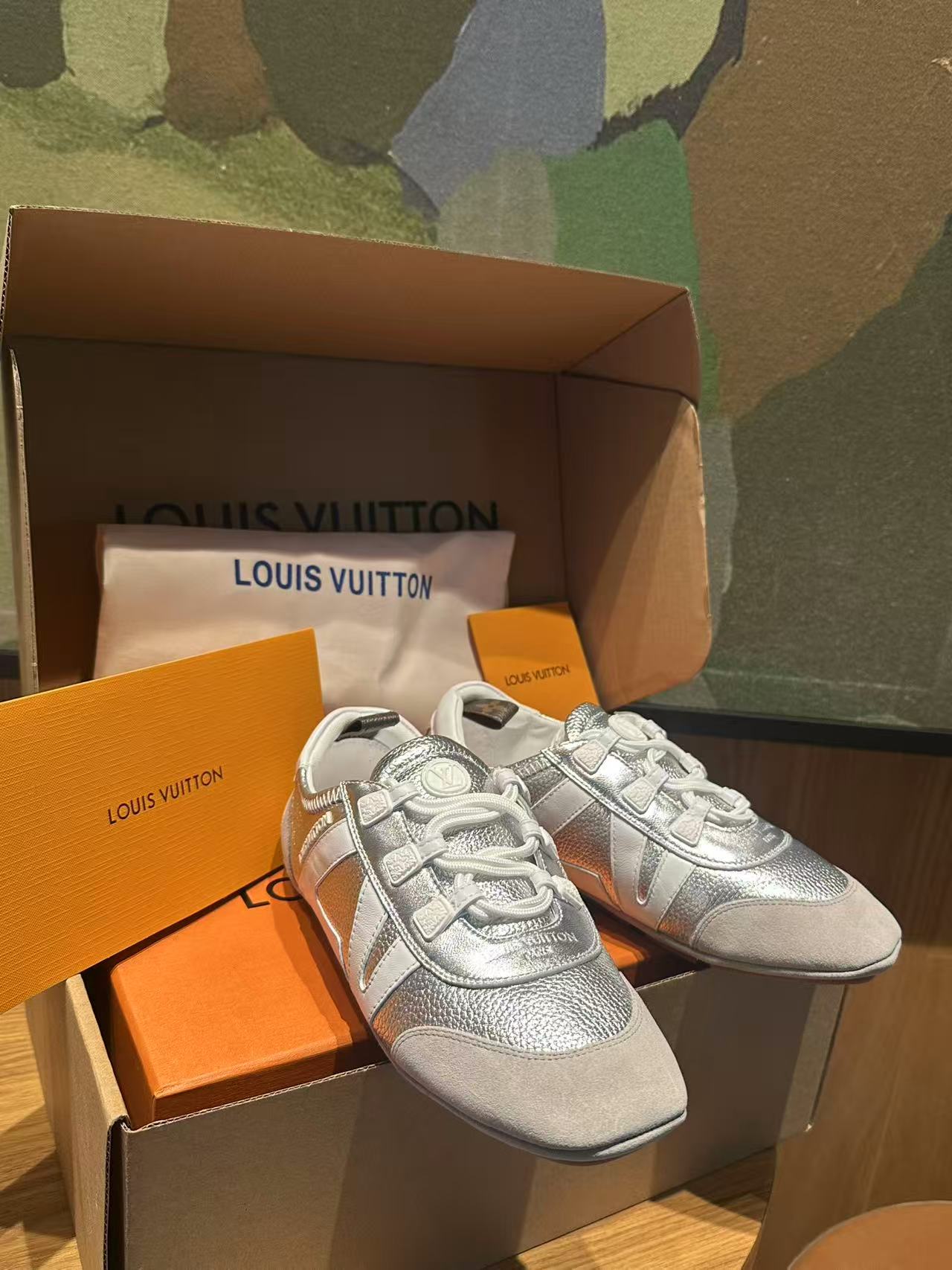 🔥新款上架🔥 Louis Vuitton 25ss lv路易威登专柜最新复古德训鞋 ，芭蕾运动鞋 ，众多网红明星纷纷开秀上脚 ，这款系带休闲运动鞋妥妥的美式复古风格 经典百搭的单品 面料：牛皮+丝光牛反绒 内里：羊皮 原版开模橡胶鞋底 码数：35-41，(女41定做)