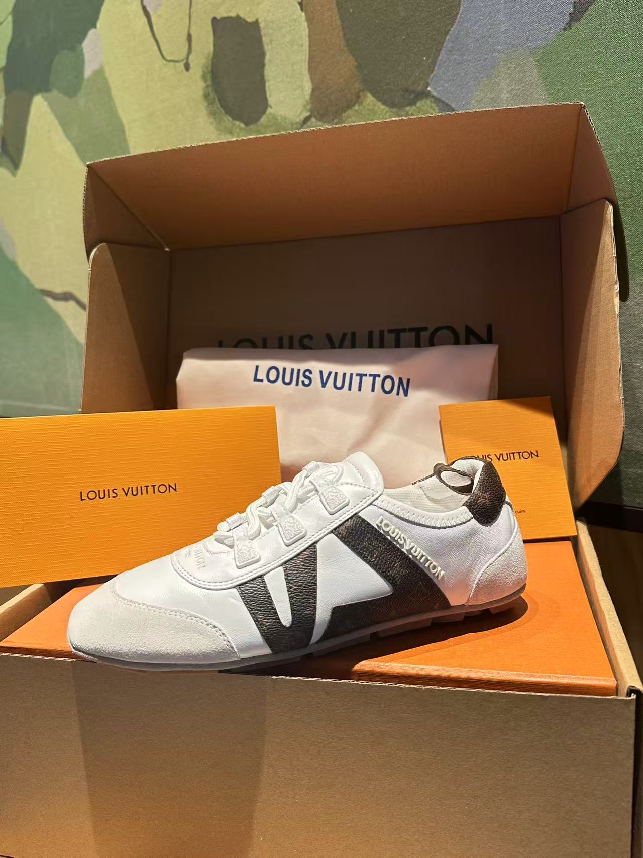 🔥新款上架🔥 Louis Vuitton 25ss lv路易威登专柜最新复古德训鞋 ，芭蕾运动鞋 ，众多网红明星纷纷开秀上脚 ，这款系带休闲运动鞋妥妥的美式复古风格 经典百搭的单品 面料：牛皮+丝光牛反绒 内里：羊皮 原版开模橡胶鞋底 码数：35-41，(女41定做)