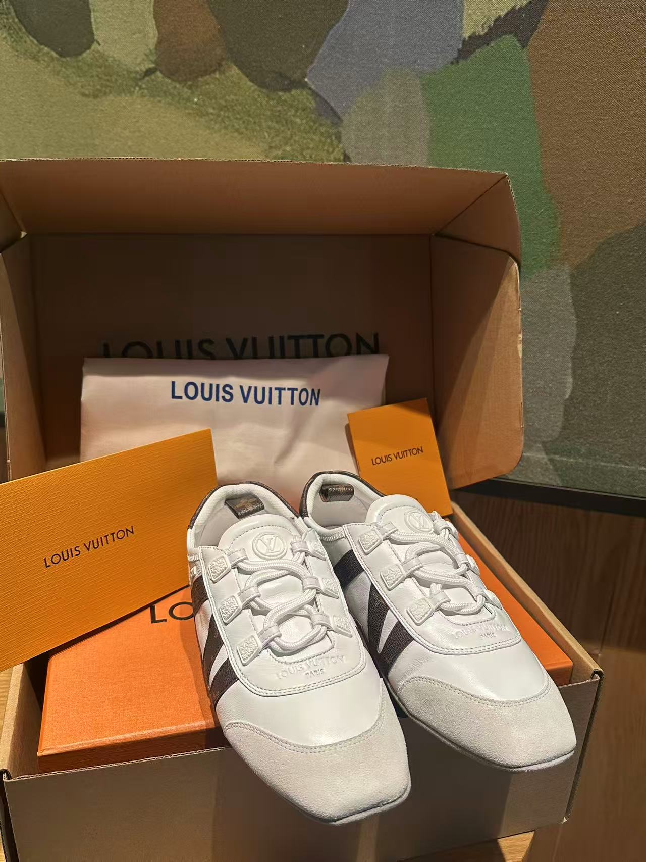 🔥新款上架🔥 Louis Vuitton 25ss lv路易威登专柜最新复古德训鞋 ，芭蕾运动鞋 ，众多网红明星纷纷开秀上脚 ，这款系带休闲运动鞋妥妥的美式复古风格 经典百搭的单品 面料：牛皮+丝光牛反绒 内里：羊皮 原版开模橡胶鞋底 码数：35-41，(女41定做)