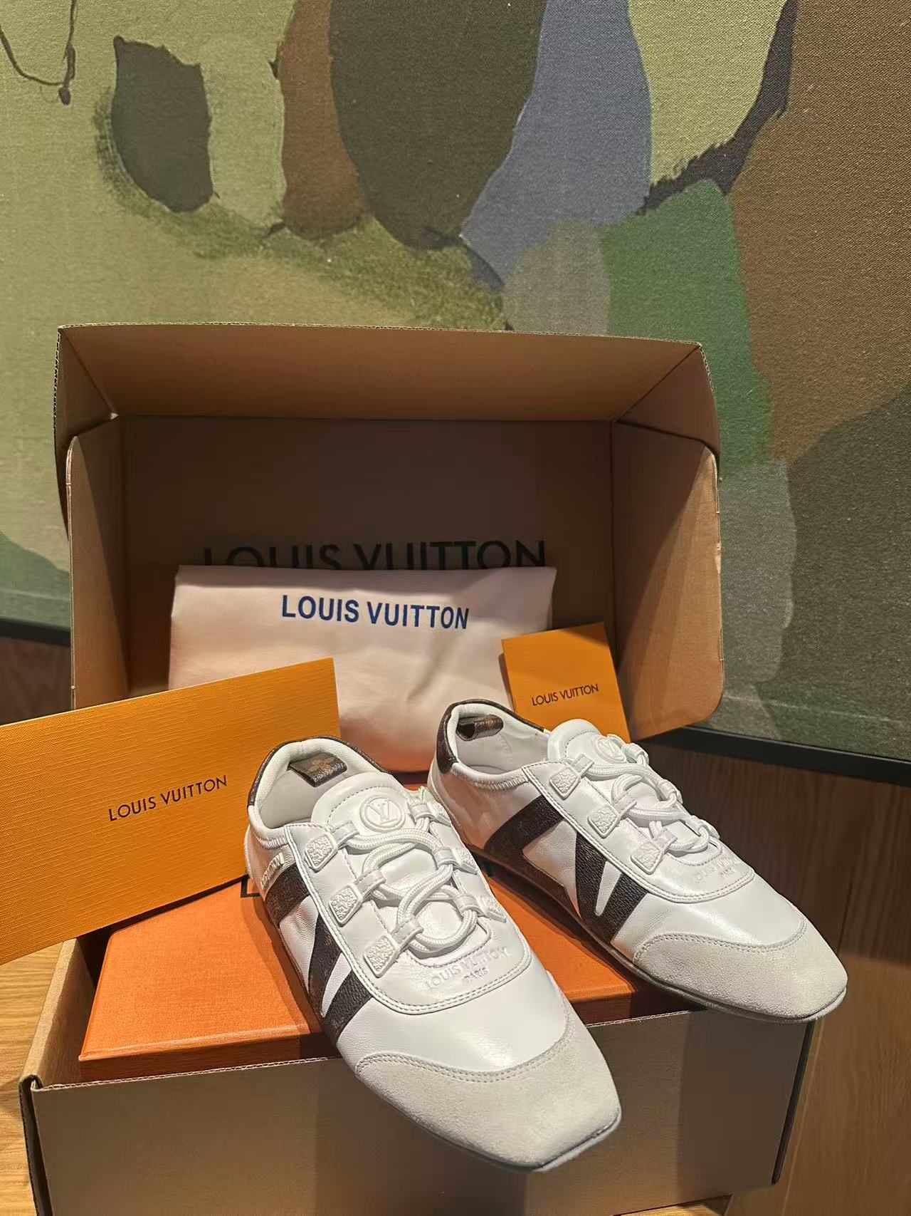 🔥新款上架🔥 Louis Vuitton 25ss lv路易威登专柜最新复古德训鞋 ，芭蕾运动鞋 ，众多网红明星纷纷开秀上脚 ，这款系带休闲运动鞋妥妥的美式复古风格 经典百搭的单品 面料：牛皮+丝光牛反绒 内里：羊皮 原版开模橡胶鞋底 码数：35-41，(女41定做)