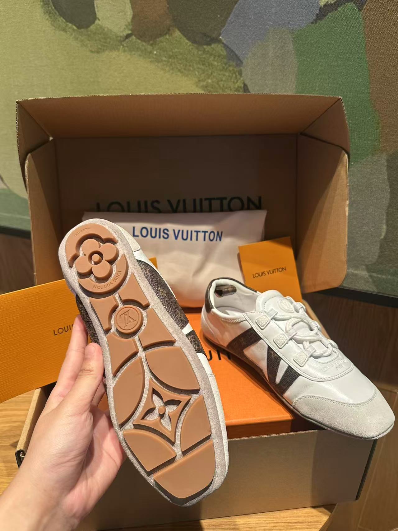 🔥新款上架🔥 Louis Vuitton 25ss lv路易威登专柜最新复古德训鞋 ，芭蕾运动鞋 ，众多网红明星纷纷开秀上脚 ，这款系带休闲运动鞋妥妥的美式复古风格 经典百搭的单品 面料：牛皮+丝光牛反绒 内里：羊皮 原版开模橡胶鞋底 码数：35-41，(女41定做)