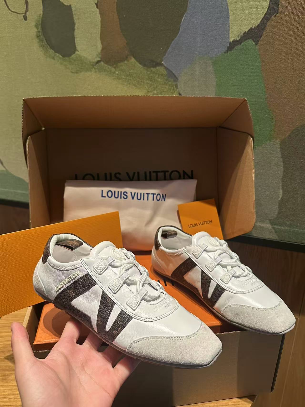 🔥新款上架🔥 Louis Vuitton 25ss lv路易威登专柜最新复古德训鞋 ，芭蕾运动鞋 ，众多网红明星纷纷开秀上脚 ，这款系带休闲运动鞋妥妥的美式复古风格 经典百搭的单品 面料：牛皮+丝光牛反绒 内里：羊皮 原版开模橡胶鞋底 码数：35-41，(女41定做)