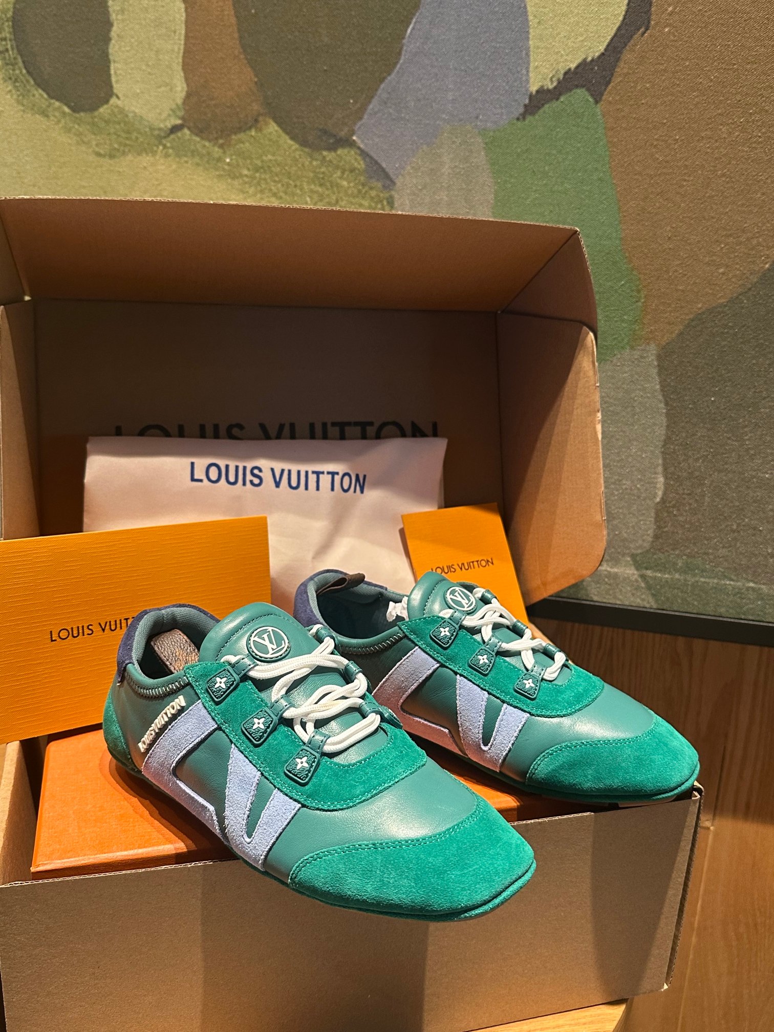 🔥新款上架🔥 Louis Vuitton 25ss lv路易威登专柜最新复古德训鞋 ，芭蕾运动鞋 ，众多网红明星纷纷开秀上脚 ，这款系带休闲运动鞋妥妥的美式复古风格 经典百搭的单品 面料：牛皮+丝光牛反绒 内里：羊皮 原版开模橡胶鞋底 码数：35-41，(女41定做)