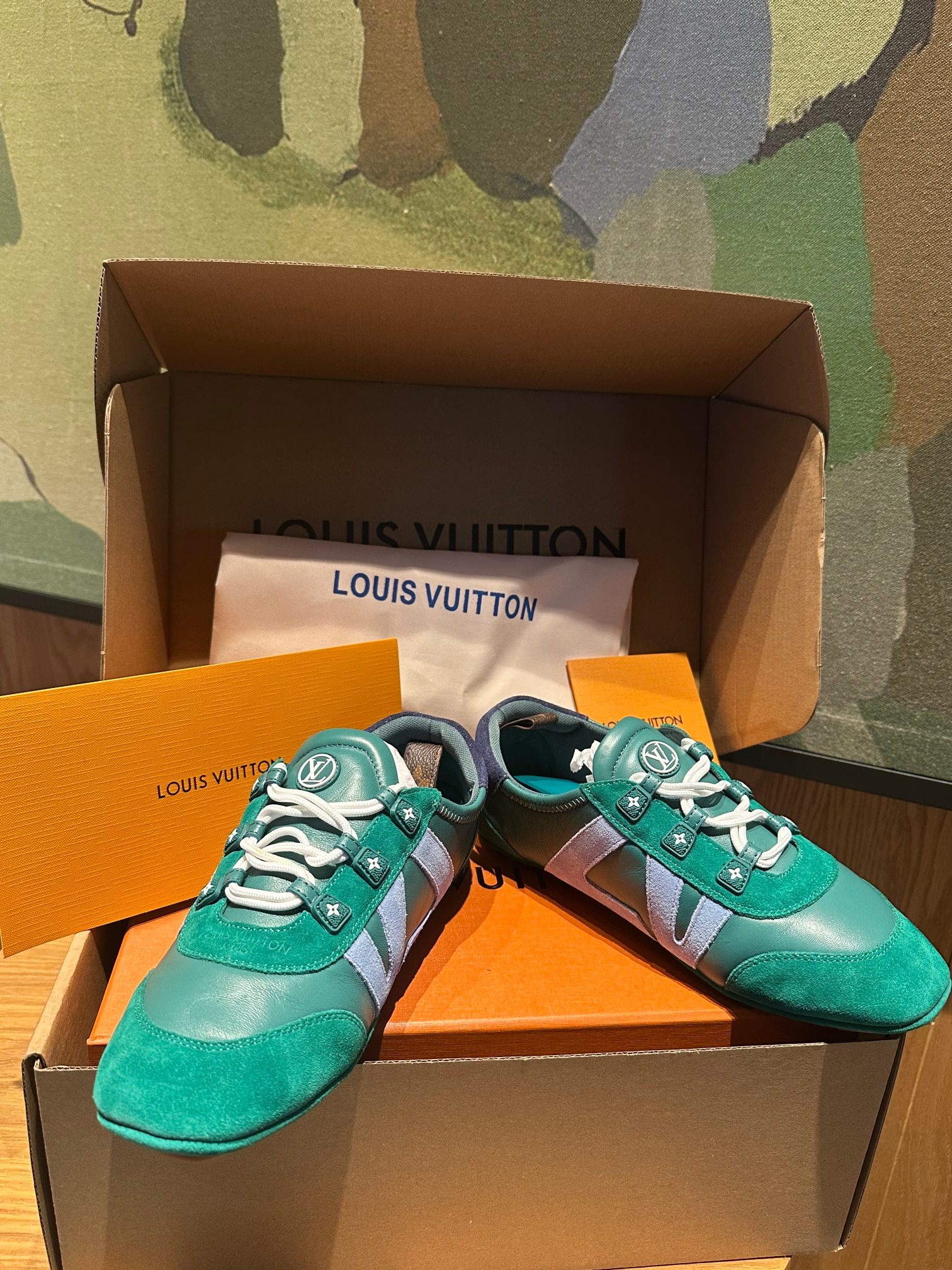 🔥新款上架🔥 Louis Vuitton 25ss lv路易威登专柜最新复古德训鞋 ，芭蕾运动鞋 ，众多网红明星纷纷开秀上脚 ，这款系带休闲运动鞋妥妥的美式复古风格 经典百搭的单品 面料：牛皮+丝光牛反绒 内里：羊皮 原版开模橡胶鞋底 码数：35-41，(女41定做)