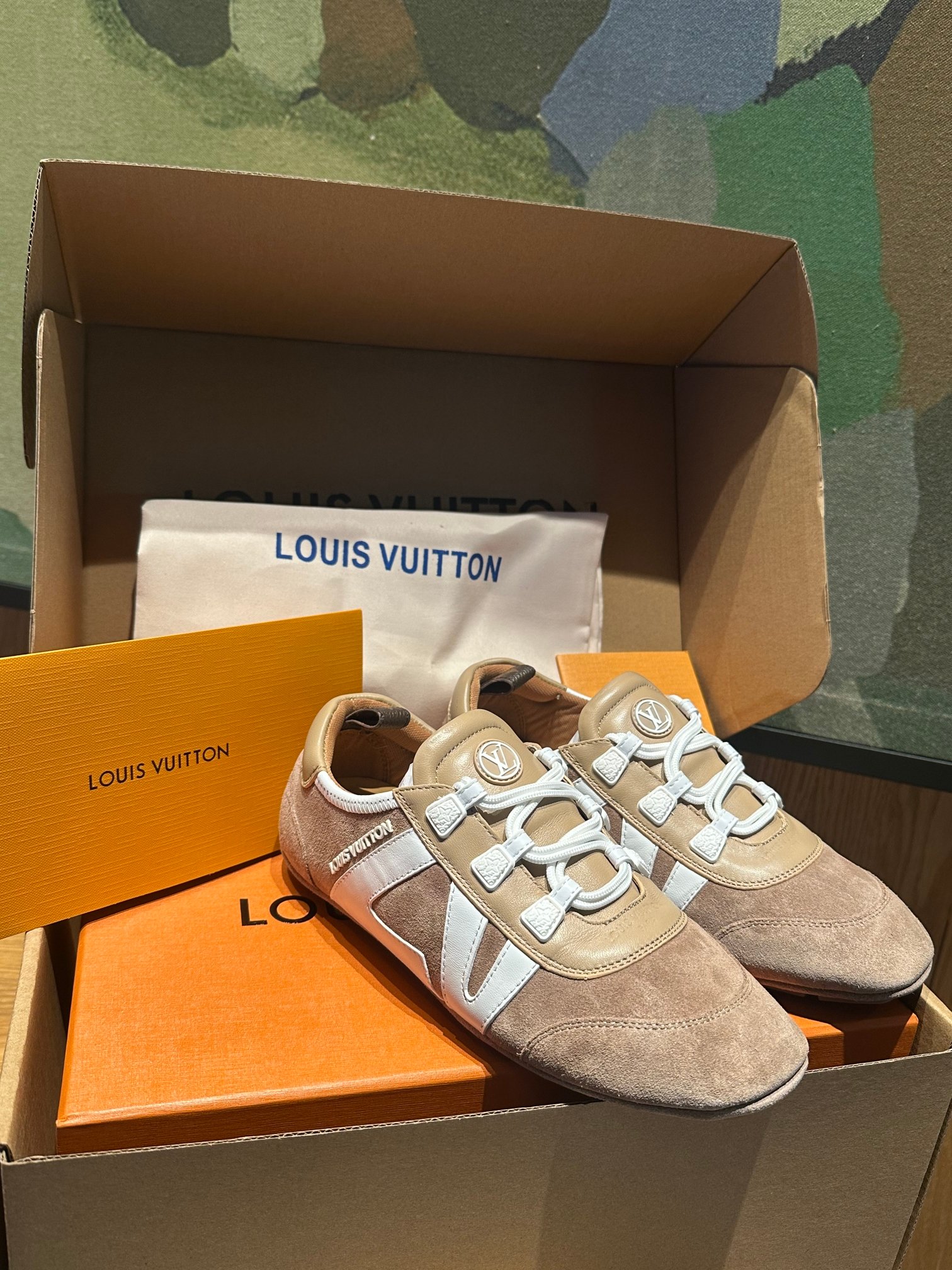 🔥新款上架🔥 Louis Vuitton 25ss lv路易威登专柜最新复古德训鞋 ，芭蕾运动鞋 ，众多网红明星纷纷开秀上脚 ，这款系带休闲运动鞋妥妥的美式复古风格 经典百搭的单品 面料：牛皮+丝光牛反绒 内里：羊皮 原版开模橡胶鞋底 码数：35-41，(女41定做)