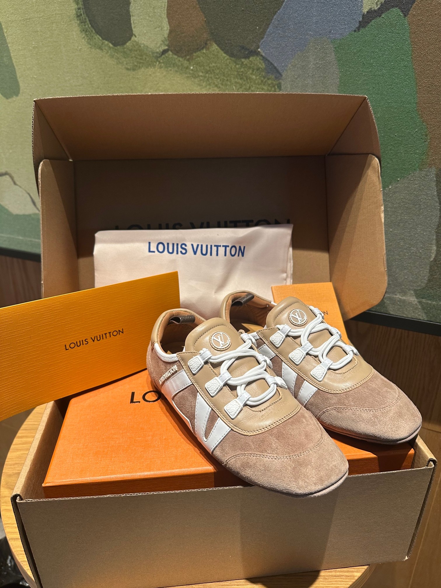 🔥新款上架🔥 Louis Vuitton 25ss lv路易威登专柜最新复古德训鞋 ，芭蕾运动鞋 ，众多网红明星纷纷开秀上脚 ，这款系带休闲运动鞋妥妥的美式复古风格 经典百搭的单品 面料：牛皮+丝光牛反绒 内里：羊皮 原版开模橡胶鞋底 码数：35-41，(女41定做)