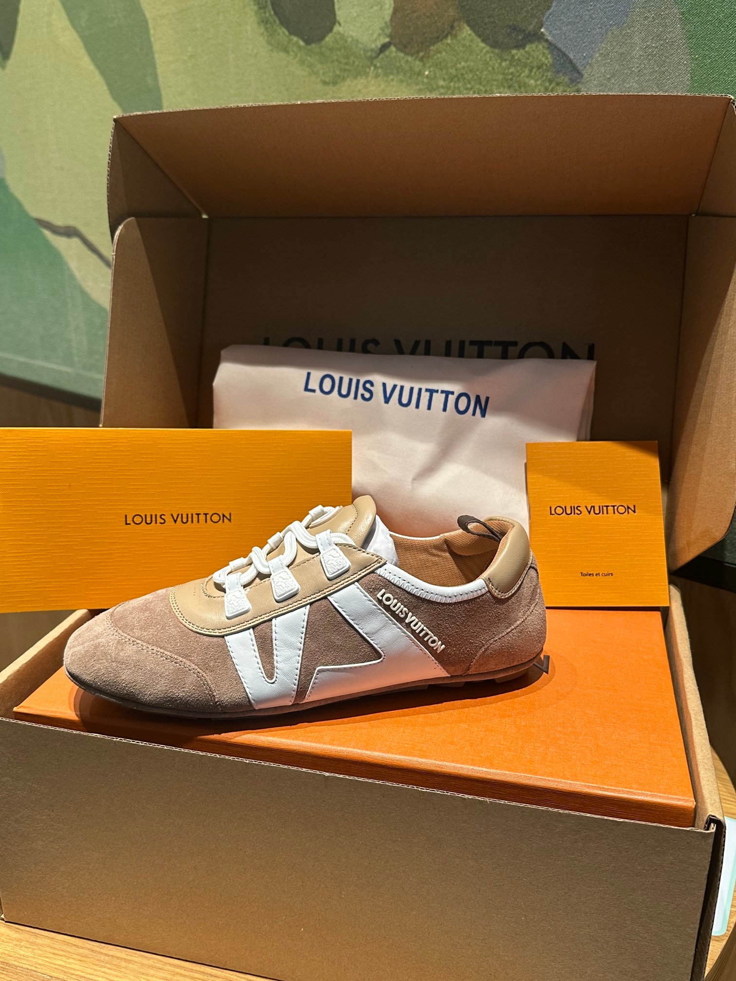 🔥新款上架🔥 Louis Vuitton 25ss lv路易威登专柜最新复古德训鞋 ，芭蕾运动鞋 ，众多网红明星纷纷开秀上脚 ，这款系带休闲运动鞋妥妥的美式复古风格 经典百搭的单品 面料：牛皮+丝光牛反绒 内里：羊皮 原版开模橡胶鞋底 码数：35-41，(女41定做)