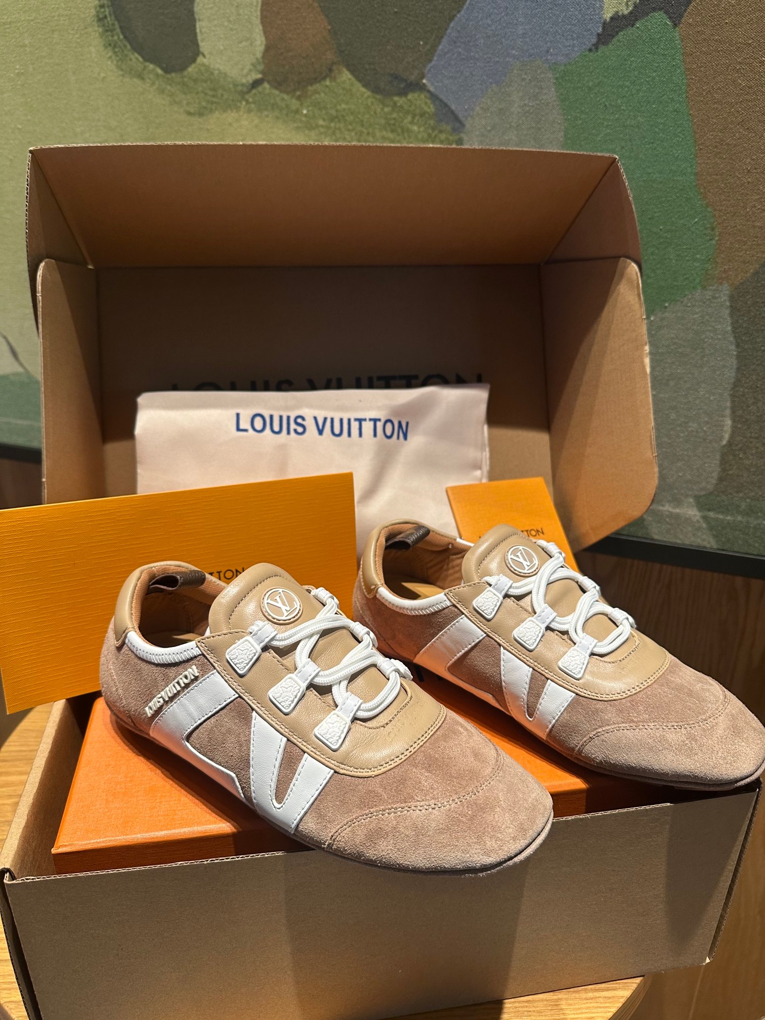 🔥新款上架🔥 Louis Vuitton 25ss lv路易威登专柜最新复古德训鞋 ，芭蕾运动鞋 ，众多网红明星纷纷开秀上脚 ，这款系带休闲运动鞋妥妥的美式复古风格 经典百搭的单品 面料：牛皮+丝光牛反绒 内里：羊皮 原版开模橡胶鞋底 码数：35-41，(女41定做)