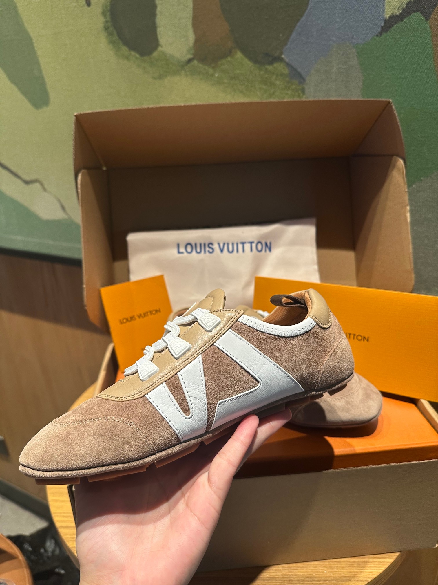 🔥新款上架🔥 Louis Vuitton 25ss lv路易威登专柜最新复古德训鞋 ，芭蕾运动鞋 ，众多网红明星纷纷开秀上脚 ，这款系带休闲运动鞋妥妥的美式复古风格 经典百搭的单品 面料：牛皮+丝光牛反绒 内里：羊皮 原版开模橡胶鞋底 码数：35-41，(女41定做)