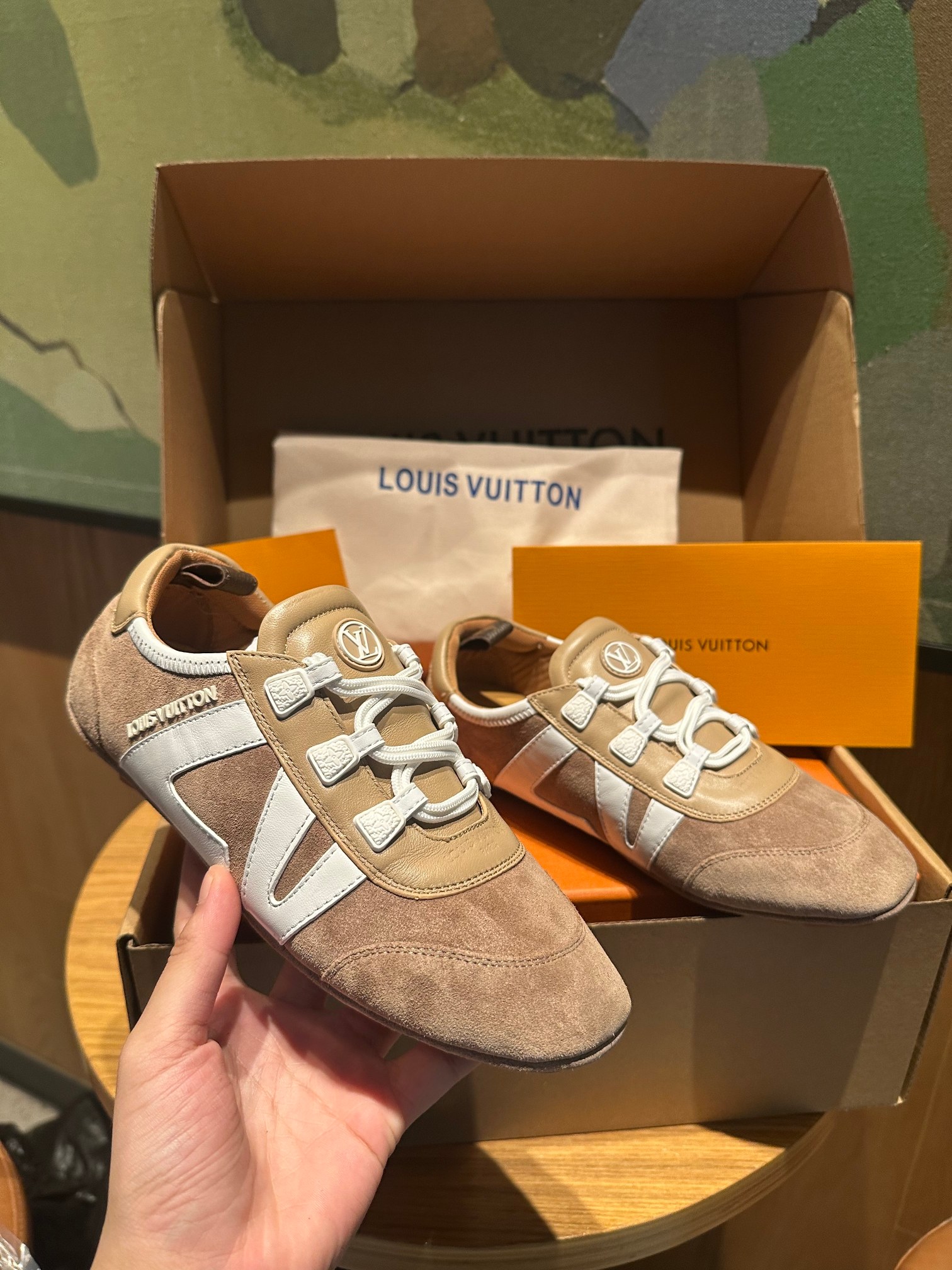 🔥新款上架🔥 Louis Vuitton 25ss lv路易威登专柜最新复古德训鞋 ，芭蕾运动鞋 ，众多网红明星纷纷开秀上脚 ，这款系带休闲运动鞋妥妥的美式复古风格 经典百搭的单品 面料：牛皮+丝光牛反绒 内里：羊皮 原版开模橡胶鞋底 码数：35-41，(女41定做)