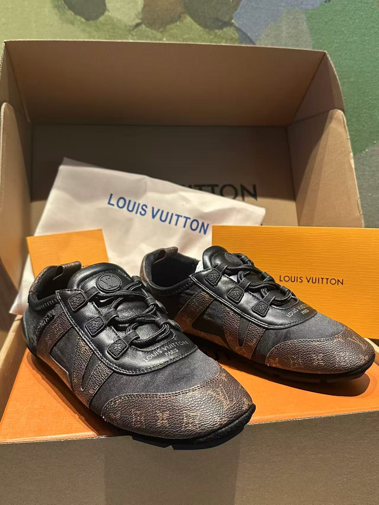 🔥新款上架🔥 Louis Vuitton 25ss lv路易威登专柜最新复古德训鞋 ，芭蕾运动鞋 ，众多网红明星纷纷开秀上脚 ，这款系带休闲运动鞋妥妥的美式复古风格 经典百搭的单品 面料：牛皮+丝光牛反绒 内里：羊皮 原版开模橡胶鞋底 码数：35-41，(女41定做)