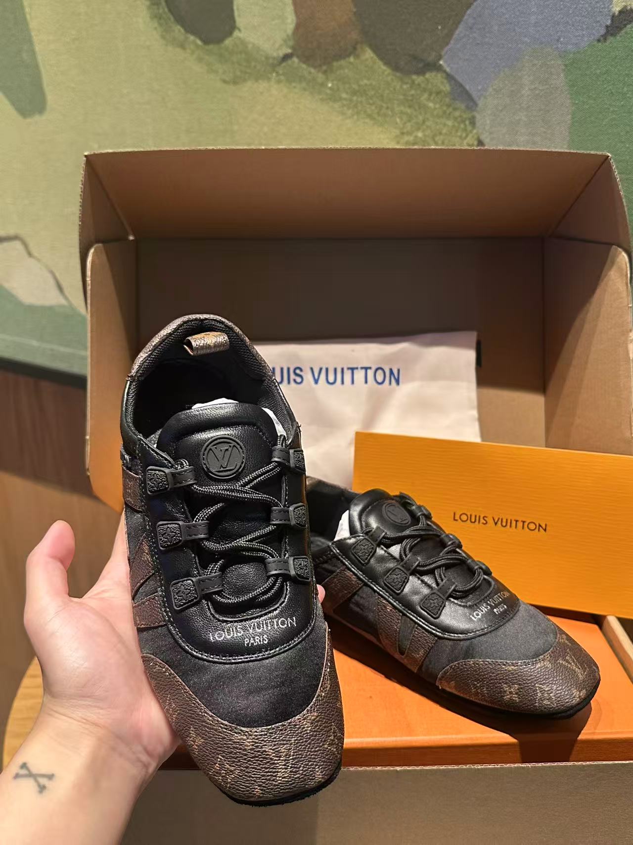 🔥新款上架🔥 Louis Vuitton 25ss lv路易威登专柜最新复古德训鞋 ，芭蕾运动鞋 ，众多网红明星纷纷开秀上脚 ，这款系带休闲运动鞋妥妥的美式复古风格 经典百搭的单品 面料：牛皮+丝光牛反绒 内里：羊皮 原版开模橡胶鞋底 码数：35-41，(女41定做)