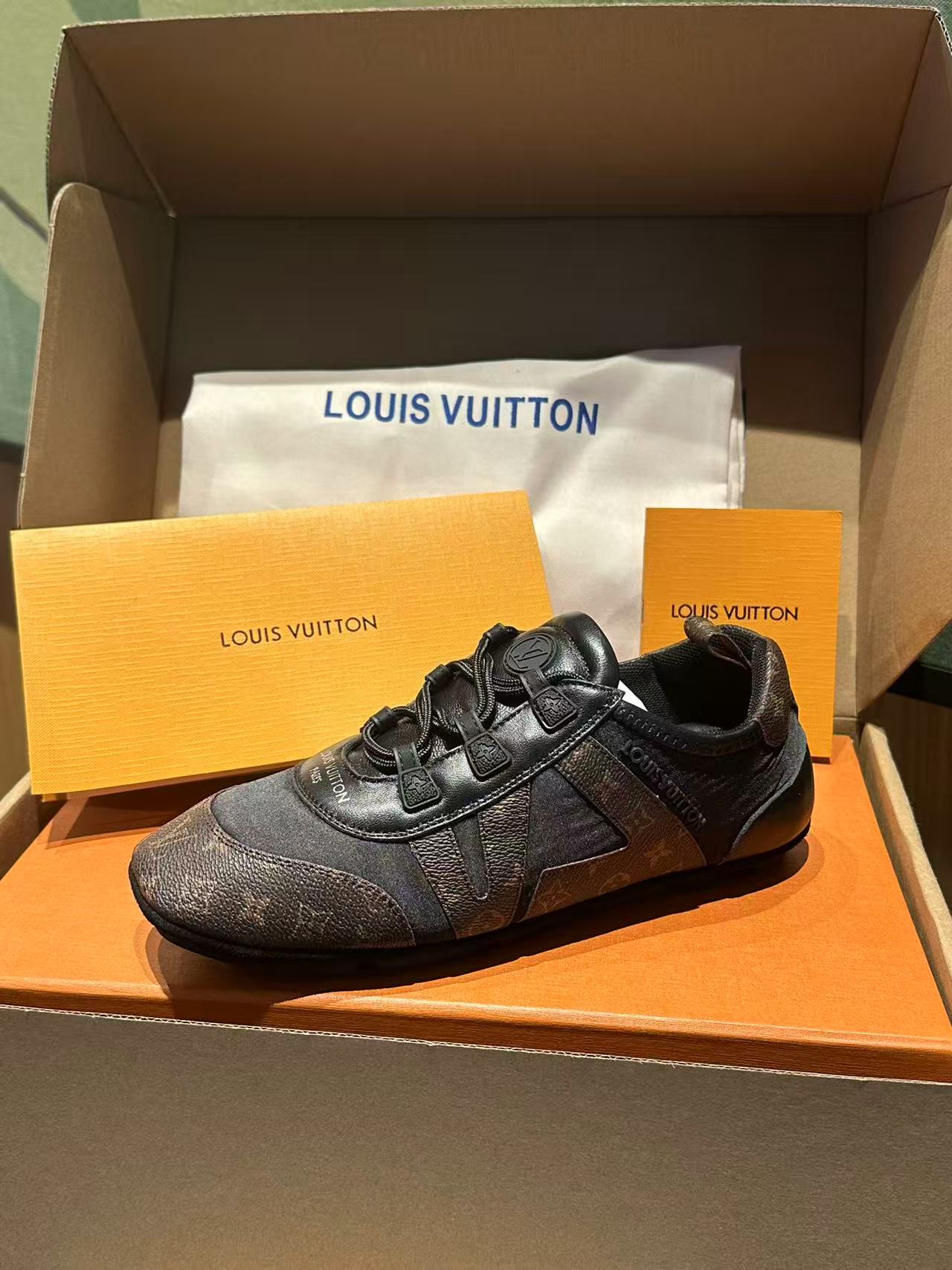 🔥新款上架🔥 Louis Vuitton 25ss lv路易威登专柜最新复古德训鞋 ，芭蕾运动鞋 ，众多网红明星纷纷开秀上脚 ，这款系带休闲运动鞋妥妥的美式复古风格 经典百搭的单品 面料：牛皮+丝光牛反绒 内里：羊皮 原版开模橡胶鞋底 码数：35-41，(女41定做)