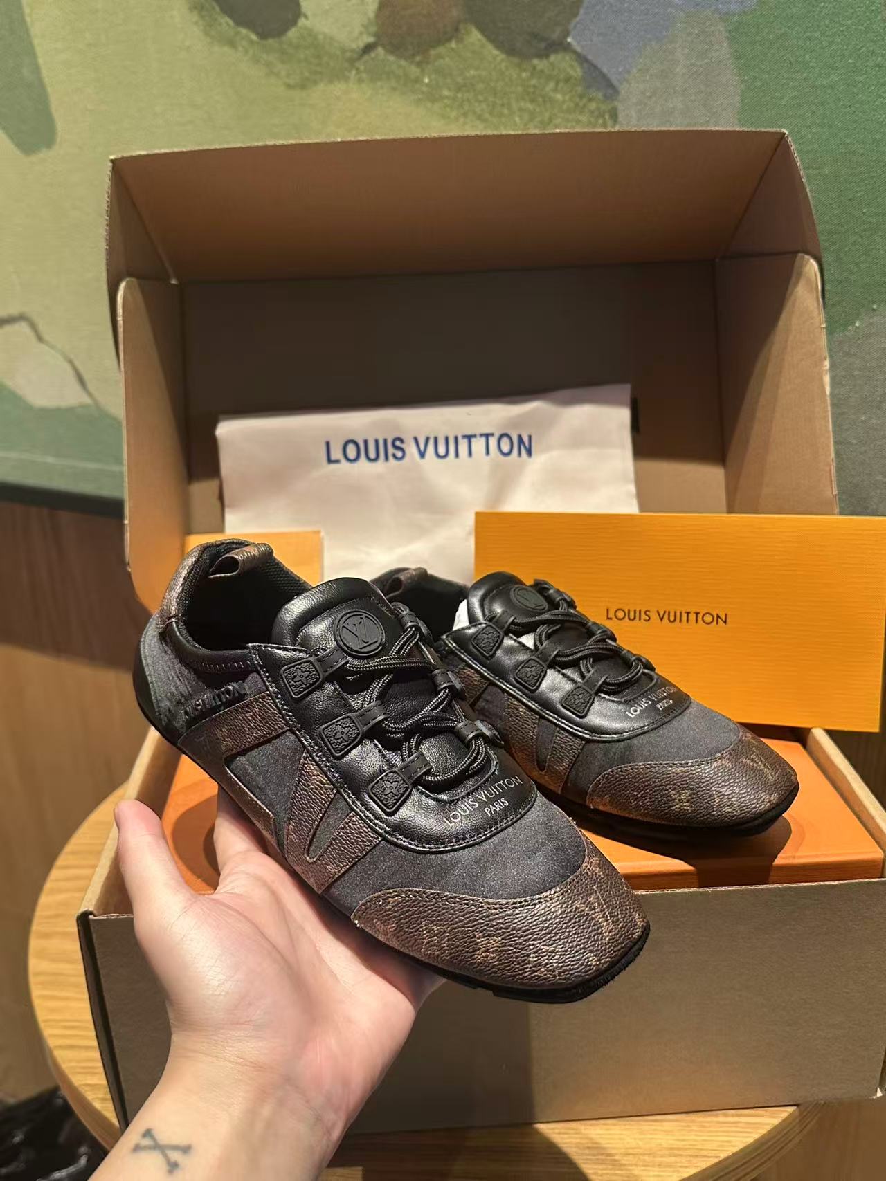🔥新款上架🔥 Louis Vuitton 25ss lv路易威登专柜最新复古德训鞋 ，芭蕾运动鞋 ，众多网红明星纷纷开秀上脚 ，这款系带休闲运动鞋妥妥的美式复古风格 经典百搭的单品 面料：牛皮+丝光牛反绒 内里：羊皮 原版开模橡胶鞋底 码数：35-41，(女41定做)