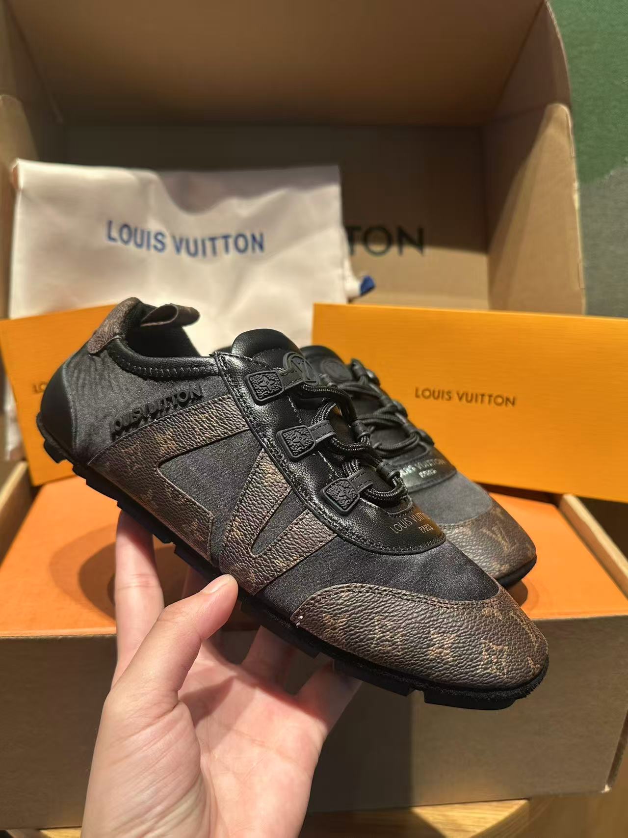 🔥新款上架🔥 Louis Vuitton 25ss lv路易威登专柜最新复古德训鞋 ，芭蕾运动鞋 ，众多网红明星纷纷开秀上脚 ，这款系带休闲运动鞋妥妥的美式复古风格 经典百搭的单品 面料：牛皮+丝光牛反绒 内里：羊皮 原版开模橡胶鞋底 码数：35-41，(女41定做)