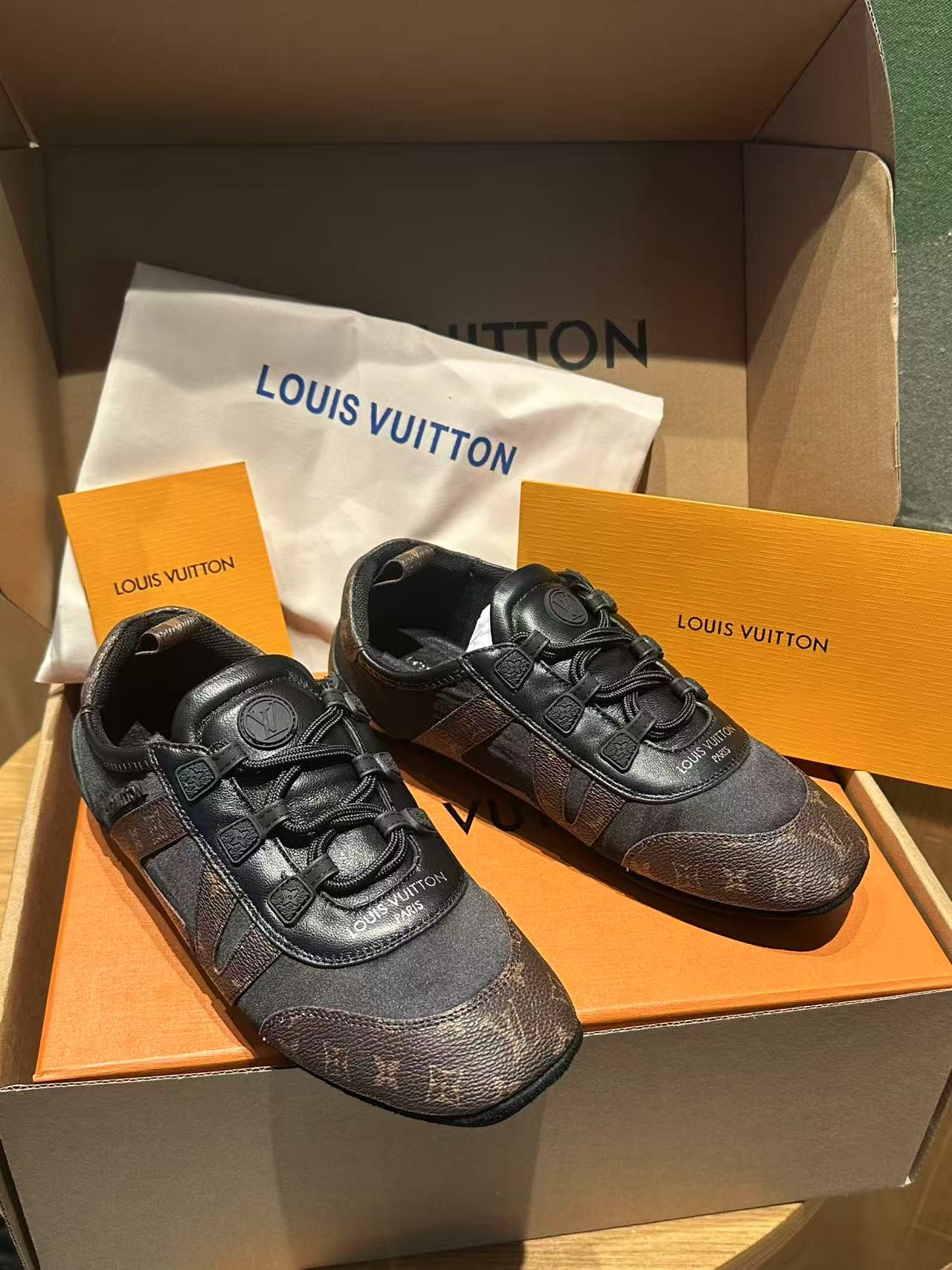 🔥新款上架🔥 Louis Vuitton 25ss lv路易威登专柜最新复古德训鞋 ，芭蕾运动鞋 ，众多网红明星纷纷开秀上脚 ，这款系带休闲运动鞋妥妥的美式复古风格 经典百搭的单品 面料：牛皮+丝光牛反绒 内里：羊皮 原版开模橡胶鞋底 码数：35-41，(女41定做)