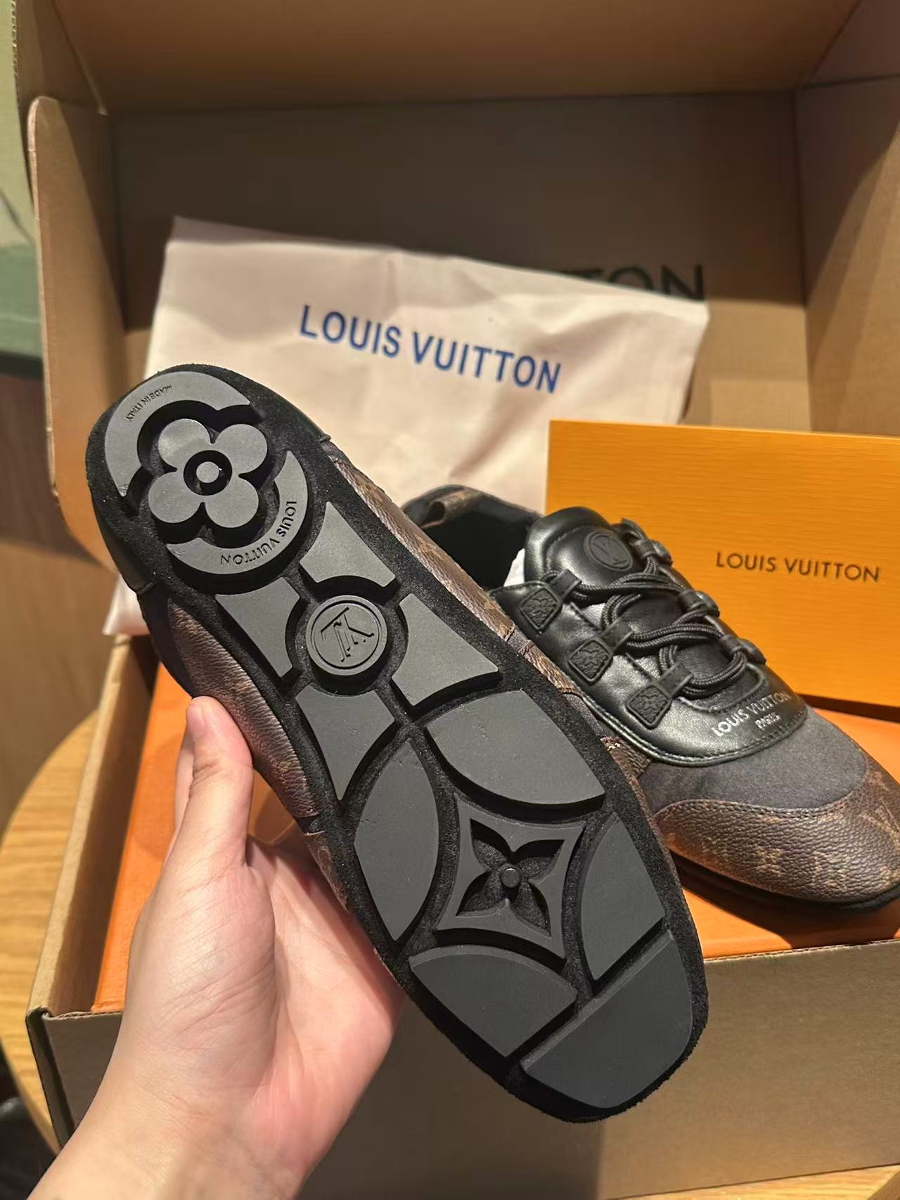 🔥新款上架🔥 Louis Vuitton 25ss lv路易威登专柜最新复古德训鞋 ，芭蕾运动鞋 ，众多网红明星纷纷开秀上脚 ，这款系带休闲运动鞋妥妥的美式复古风格 经典百搭的单品 面料：牛皮+丝光牛反绒 内里：羊皮 原版开模橡胶鞋底 码数：35-41，(女41定做)