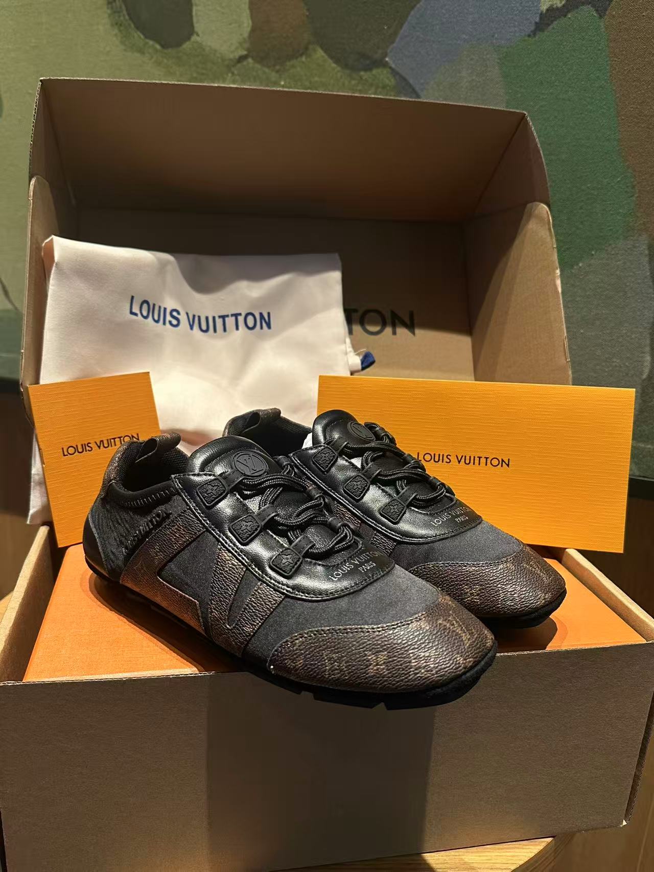 🔥新款上架🔥 Louis Vuitton 25ss lv路易威登专柜最新复古德训鞋 ，芭蕾运动鞋 ，众多网红明星纷纷开秀上脚 ，这款系带休闲运动鞋妥妥的美式复古风格 经典百搭的单品 面料：牛皮+丝光牛反绒 内里：羊皮 原版开模橡胶鞋底 码数：35-41，(女41定做)